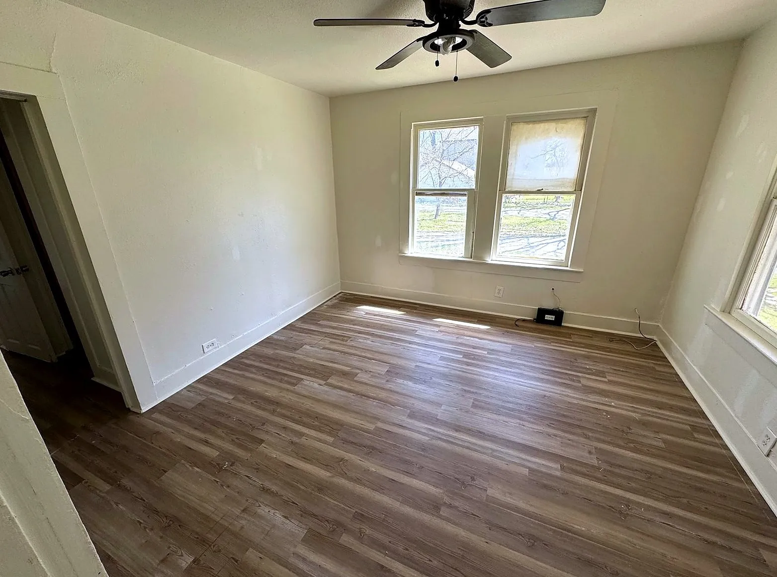 Single Family Residence For Sale in Fannin County , 620 W 12th Street, Bonham, Texas 75418, 2 Bedrooms, 1 Bathroom, Garage spaces, 1,152 Sqft, built in 1925, Price $125,900, mls#21346716, Real Estate Agent in Bonham, Homes For Sale in Fannin county, Homes For Sale in Bonham, Realtor in Bonham Texas, Real Estate Brokerage Independent Realty Texas, Luminita Cordes Realtor