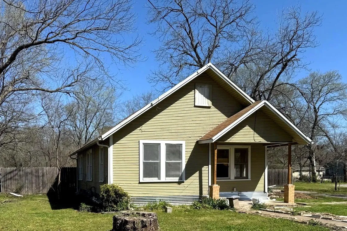 Single Family Residence For Sale in Fannin County , 620 W 12th Street, Bonham, Texas 75418, 2 Bedrooms, 1 Bathroom, Garage spaces, 1,152 Sqft, built in 1925, Price $125,900, mls#21346716, Real Estate Agent in Bonham, Homes For Sale in Fannin county, Homes For Sale in Bonham, Realtor in Bonham Texas, Real Estate Brokerage Independent Realty Texas, Luminita Cordes Realtor