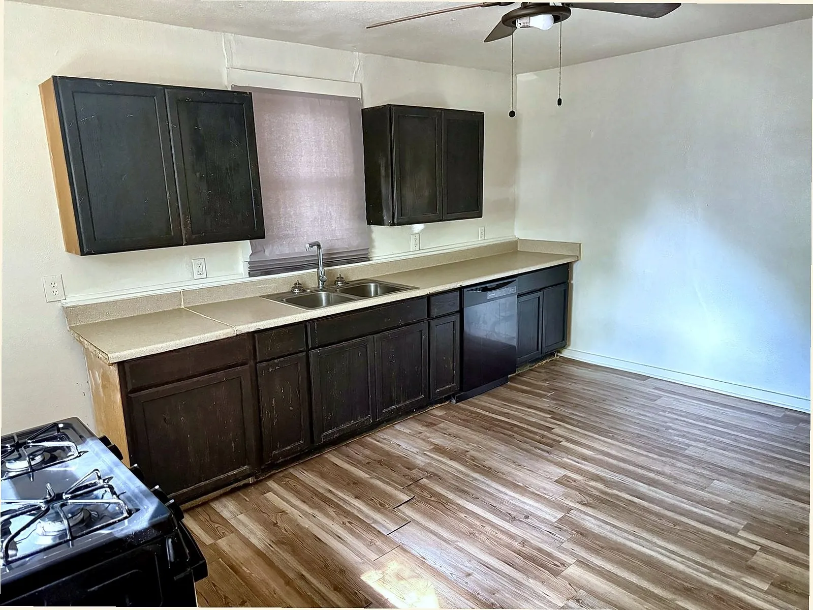 Single Family Residence For Sale in Fannin County , 620 W 12th Street, Bonham, Texas 75418, 2 Bedrooms, 1 Bathroom, Garage spaces, 1,152 Sqft, built in 1925, Price $125,900, mls#21346716, Real Estate Agent in Bonham, Homes For Sale in Fannin county, Homes For Sale in Bonham, Realtor in Bonham Texas, Real Estate Brokerage Independent Realty Texas, Luminita Cordes Realtor