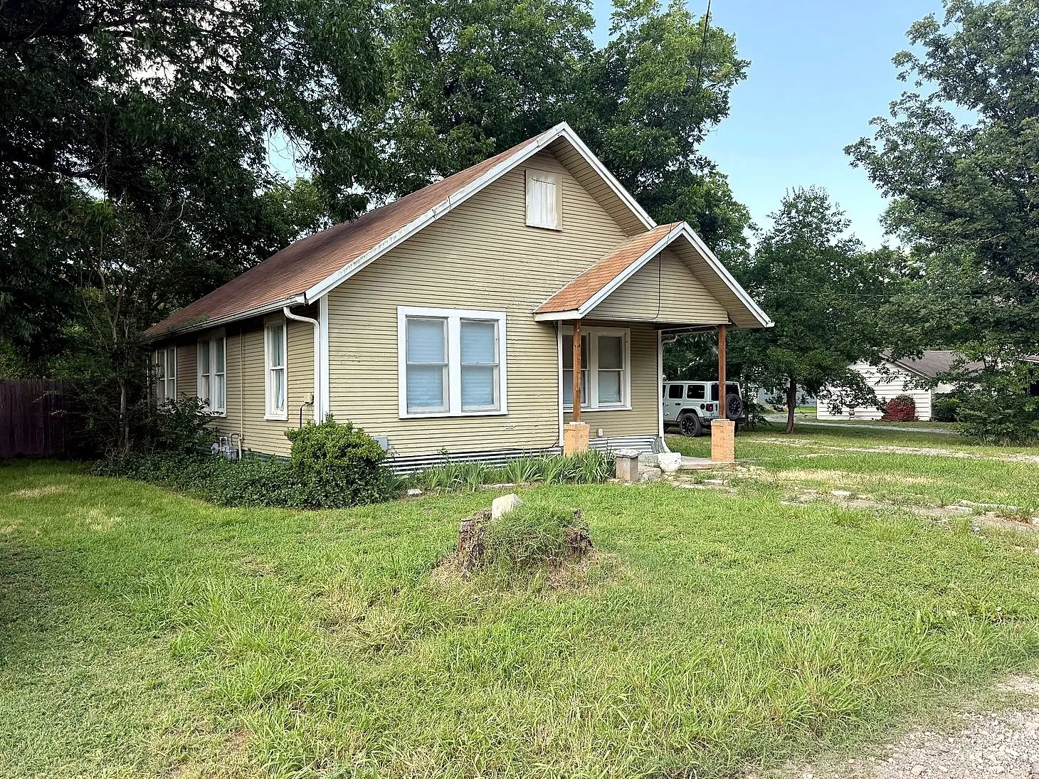 Single Family Residence For Sale in Fannin County , 620 W 12th Street, Bonham, Texas 75418, 2 Bedrooms, 1 Bathroom, Garage spaces, 1,152 Sqft, built in 1925, Price $125,900, mls#21346716, Real Estate Agent in Bonham, Homes For Sale in Fannin county, Homes For Sale in Bonham, Realtor in Bonham Texas, Real Estate Brokerage Independent Realty Texas, Luminita Cordes Realtor