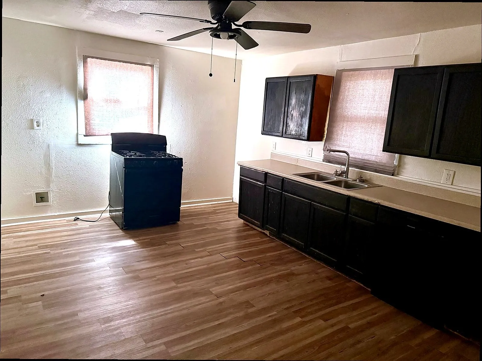 Single Family Residence For Sale in Fannin County , 620 W 12th Street, Bonham, Texas 75418, 2 Bedrooms, 1 Bathroom, Garage spaces, 1,152 Sqft, built in 1925, Price $125,900, mls#21346716, Real Estate Agent in Bonham, Homes For Sale in Fannin county, Homes For Sale in Bonham, Realtor in Bonham Texas, Real Estate Brokerage Independent Realty Texas, Luminita Cordes Realtor