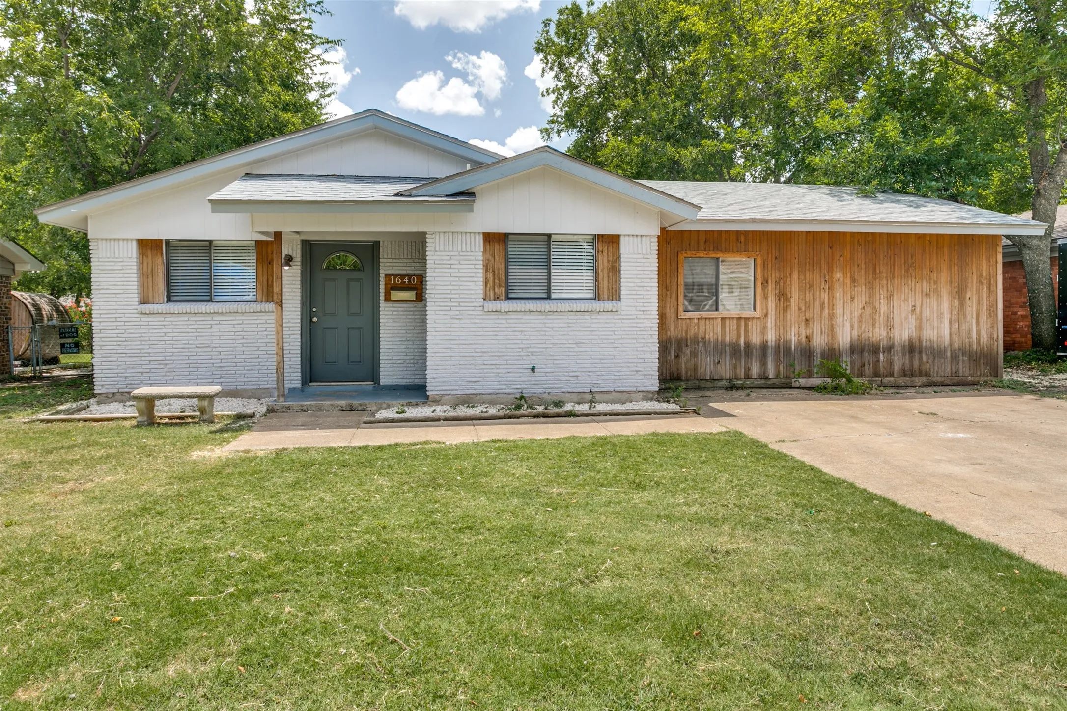 Single Family Residence For Sale in Tarrant County , 1640 Gill Street, Blue Mound, Texas 76131, 3 Bedroom, 2 Bathroom, Garage spaces, 1,482 Sqft, built in 1960, mls#21346900, Real Estate Agent in Blue Mound, Homes For Sale in Tarrant county, Homes For Sale in Blue Mound, Realtor in Blue Mound Texas, Real Estate Brokerage Independent Realty Texas, Luminita Cordes Realtor