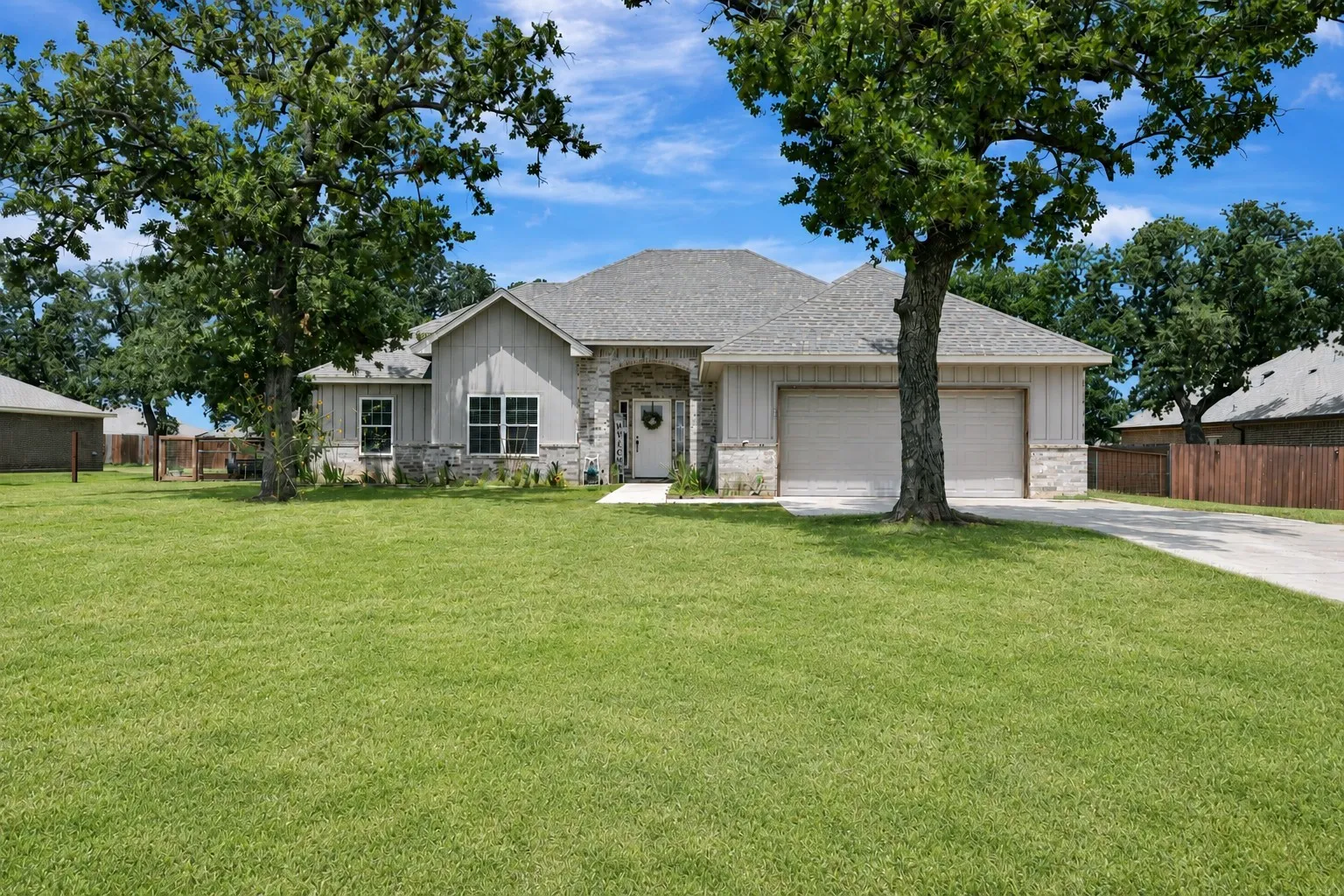 Single Family Residence For Sale in Parker County , 917 E 3rd Street, Springtown, Texas 76082, 4 Bedroom, 2 Bathroom, 2 Garage spaces, 1,829 Sqft, built in 2021, mls#21346853, Real Estate Agent in Springtown, Homes For Sale in Parker county, Homes For Sale in Springtown, Realtor in Springtown Texas, Real Estate Brokerage Independent Realty Texas, Luminita Cordes Realtor