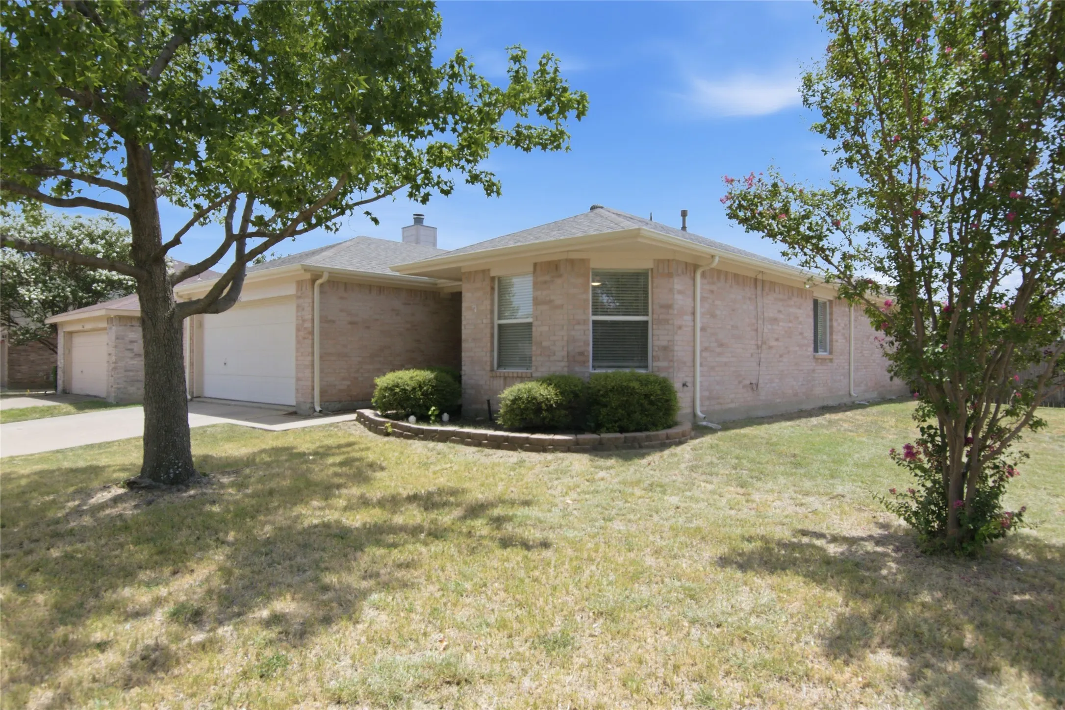 Single Family Residence For Sale in Tarrant County , 1065 Triple Crown Drive, Fort Worth, Texas 76179, 3 Bedroom, 2 Bathroom, 2 Garage spaces, 1,571 Sqft, built in 2000, mls#21346908, Real Estate Agent in Fort Worth, Homes For Sale in Tarrant county, Homes For Sale in Fort Worth, Realtor in Fort Worth Texas, Real Estate Brokerage Independent Realty Texas, Luminita Cordes Realtor