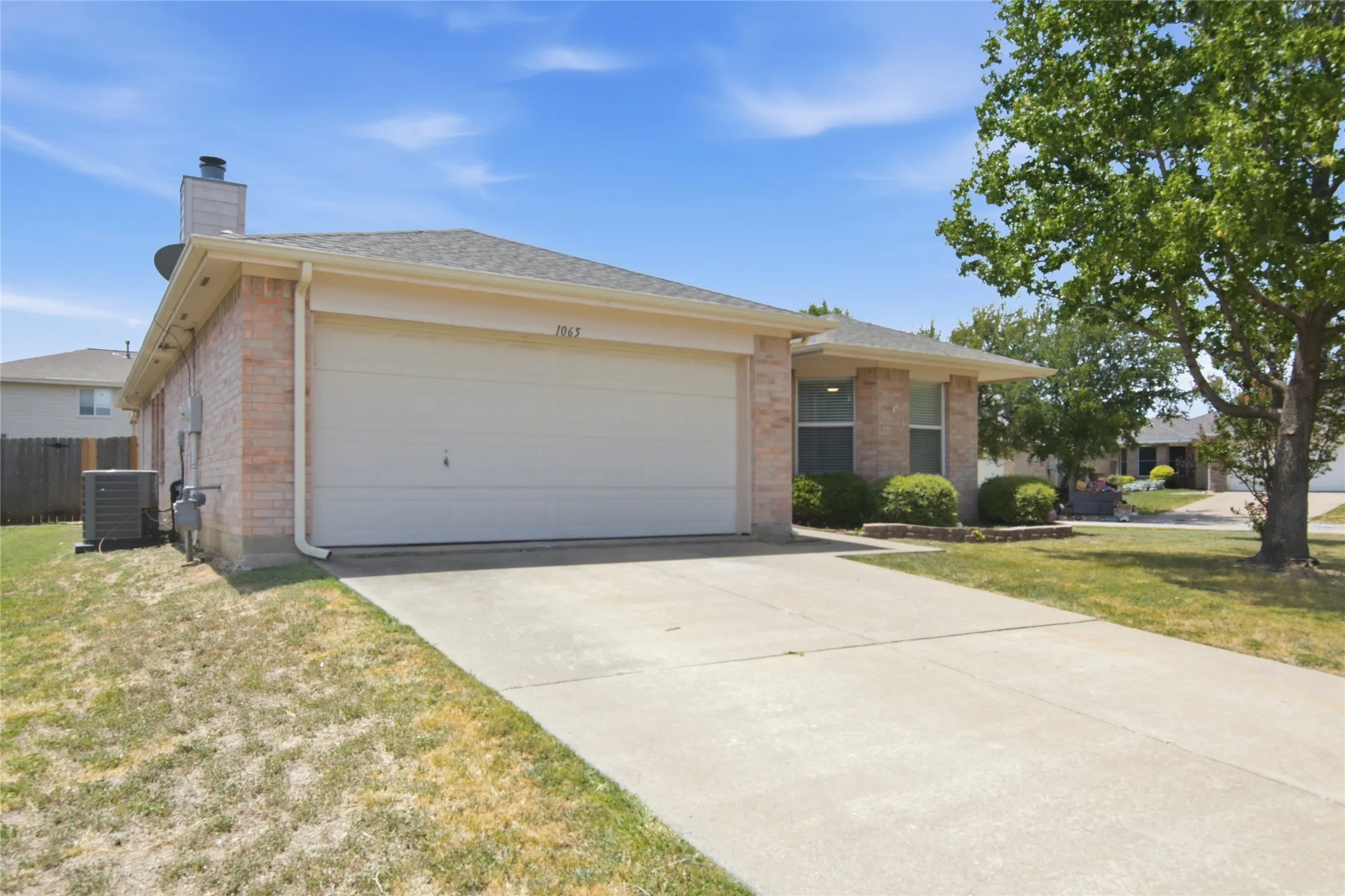 Single Family Residence For Sale in Tarrant County , 1065 Triple Crown Drive, Fort Worth, Texas 76179, 3 Bedroom, 2 Bathroom, 2 Garage spaces, 1,571 Sqft, built in 2000, mls#21346908, Real Estate Agent in Fort Worth, Homes For Sale in Tarrant county, Homes For Sale in Fort Worth, Realtor in Fort Worth Texas, Real Estate Brokerage Independent Realty Texas, Luminita Cordes Realtor