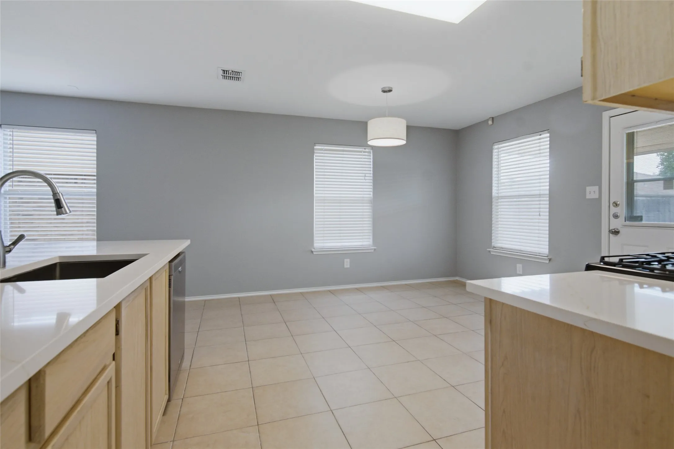 Single Family Residence For Sale in Tarrant County , 1065 Triple Crown Drive, Fort Worth, Texas 76179, 3 Bedroom, 2 Bathroom, 2 Garage spaces, 1,571 Sqft, built in 2000, mls#21346908, Real Estate Agent in Fort Worth, Homes For Sale in Tarrant county, Homes For Sale in Fort Worth, Realtor in Fort Worth Texas, Real Estate Brokerage Independent Realty Texas, Luminita Cordes Realtor