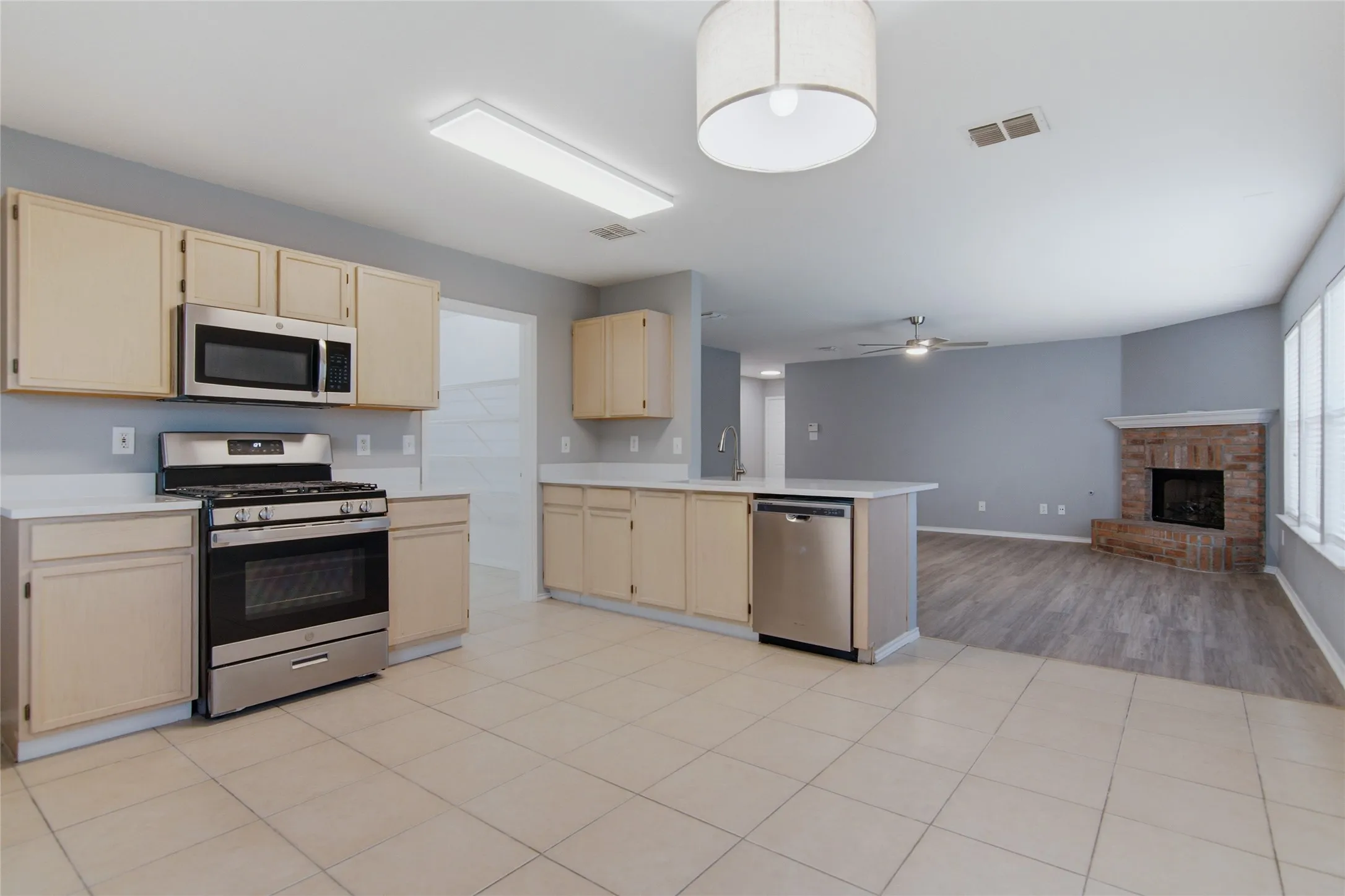 Single Family Residence For Sale in Tarrant County , 1065 Triple Crown Drive, Fort Worth, Texas 76179, 3 Bedroom, 2 Bathroom, 2 Garage spaces, 1,571 Sqft, built in 2000, mls#21346908, Real Estate Agent in Fort Worth, Homes For Sale in Tarrant county, Homes For Sale in Fort Worth, Realtor in Fort Worth Texas, Real Estate Brokerage Independent Realty Texas, Luminita Cordes Realtor