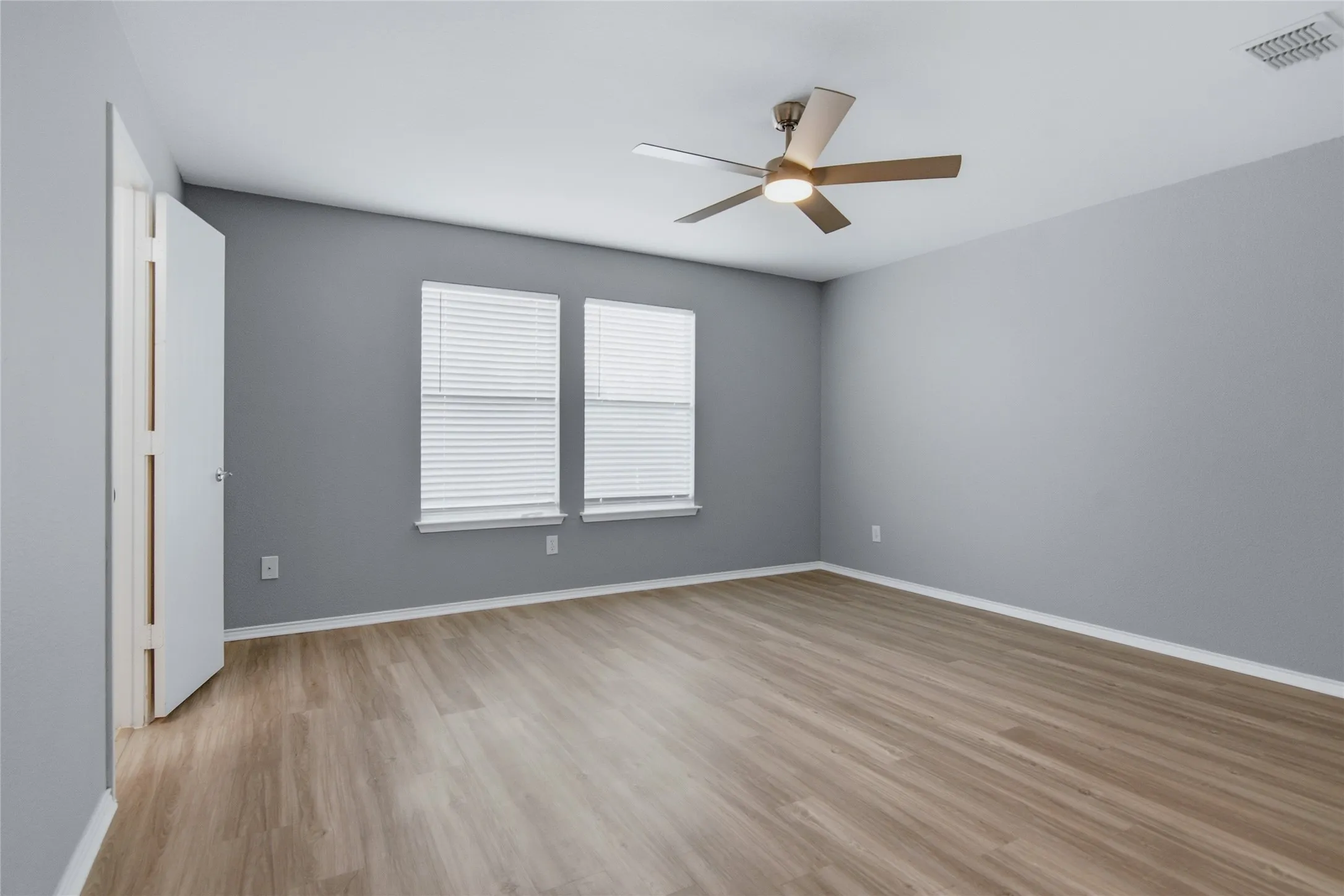 Single Family Residence For Sale in Tarrant County , 1065 Triple Crown Drive, Fort Worth, Texas 76179, 3 Bedroom, 2 Bathroom, 2 Garage spaces, 1,571 Sqft, built in 2000, mls#21346908, Real Estate Agent in Fort Worth, Homes For Sale in Tarrant county, Homes For Sale in Fort Worth, Realtor in Fort Worth Texas, Real Estate Brokerage Independent Realty Texas, Luminita Cordes Realtor
