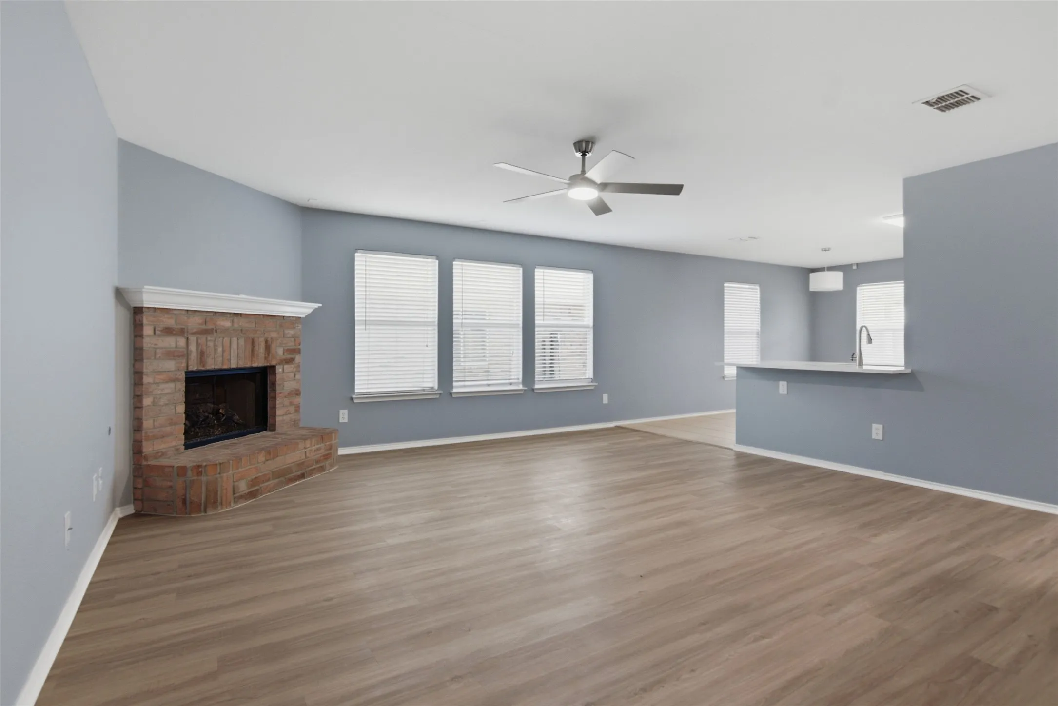 Single Family Residence For Sale in Tarrant County , 1065 Triple Crown Drive, Fort Worth, Texas 76179, 3 Bedroom, 2 Bathroom, 2 Garage spaces, 1,571 Sqft, built in 2000, mls#21346908, Real Estate Agent in Fort Worth, Homes For Sale in Tarrant county, Homes For Sale in Fort Worth, Realtor in Fort Worth Texas, Real Estate Brokerage Independent Realty Texas, Luminita Cordes Realtor