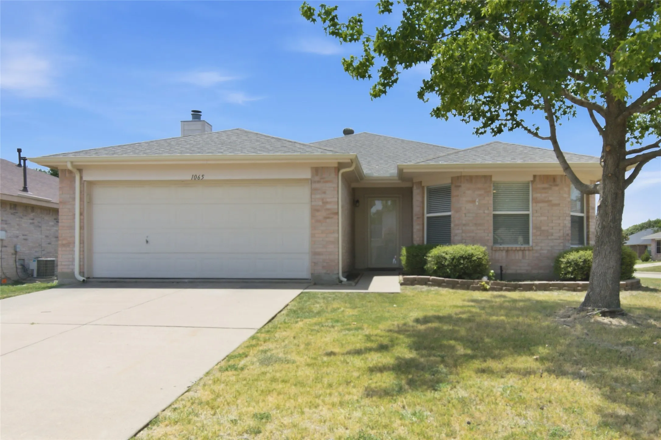 Single Family Residence For Sale in Tarrant County , 1065 Triple Crown Drive, Fort Worth, Texas 76179, 3 Bedroom, 2 Bathroom, 2 Garage spaces, 1,571 Sqft, built in 2000, mls#21346908, Real Estate Agent in Fort Worth, Homes For Sale in Tarrant county, Homes For Sale in Fort Worth, Realtor in Fort Worth Texas, Real Estate Brokerage Independent Realty Texas, Luminita Cordes Realtor