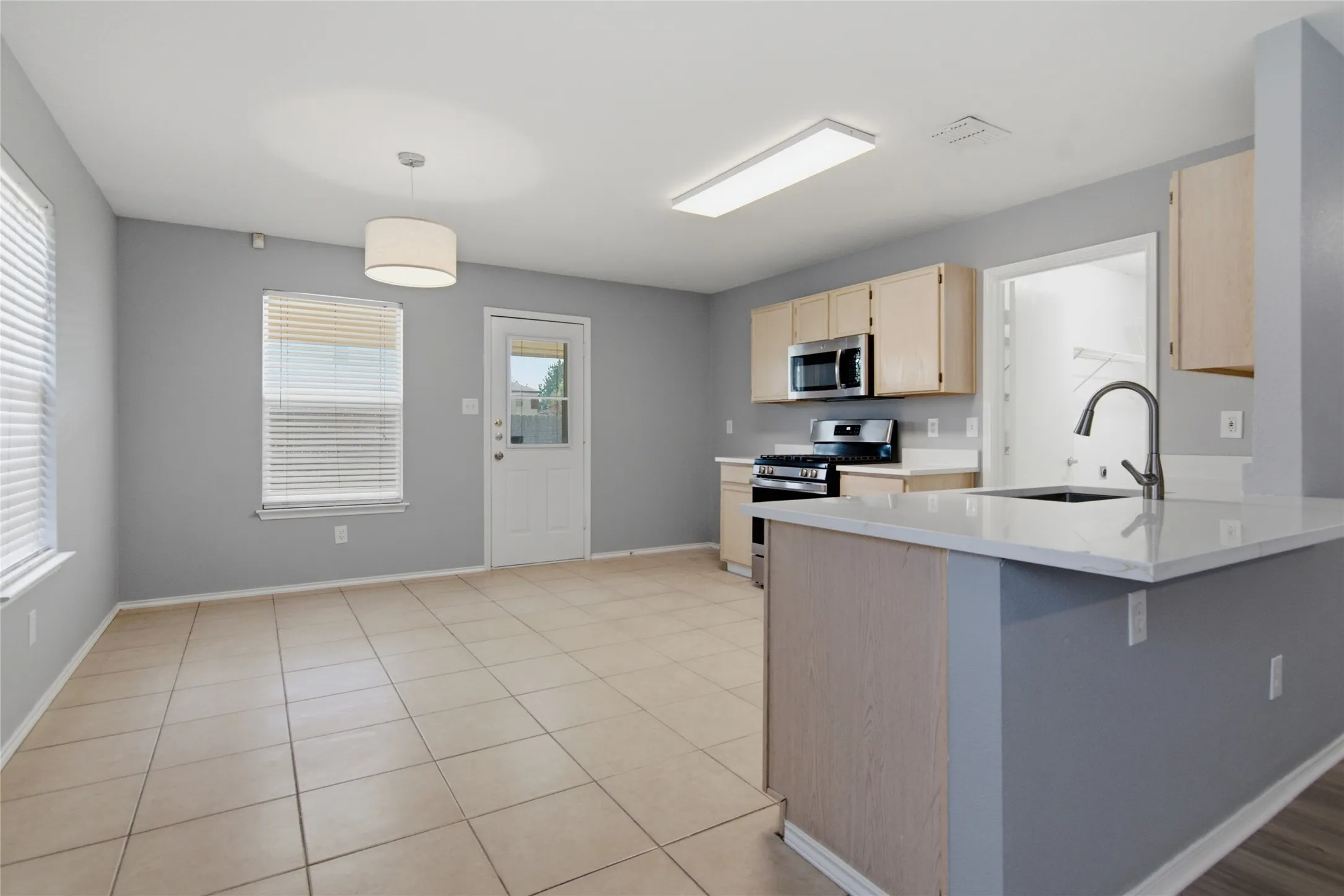 Single Family Residence For Sale in Tarrant County , 1065 Triple Crown Drive, Fort Worth, Texas 76179, 3 Bedroom, 2 Bathroom, 2 Garage spaces, 1,571 Sqft, built in 2000, mls#21346908, Real Estate Agent in Fort Worth, Homes For Sale in Tarrant county, Homes For Sale in Fort Worth, Realtor in Fort Worth Texas, Real Estate Brokerage Independent Realty Texas, Luminita Cordes Realtor