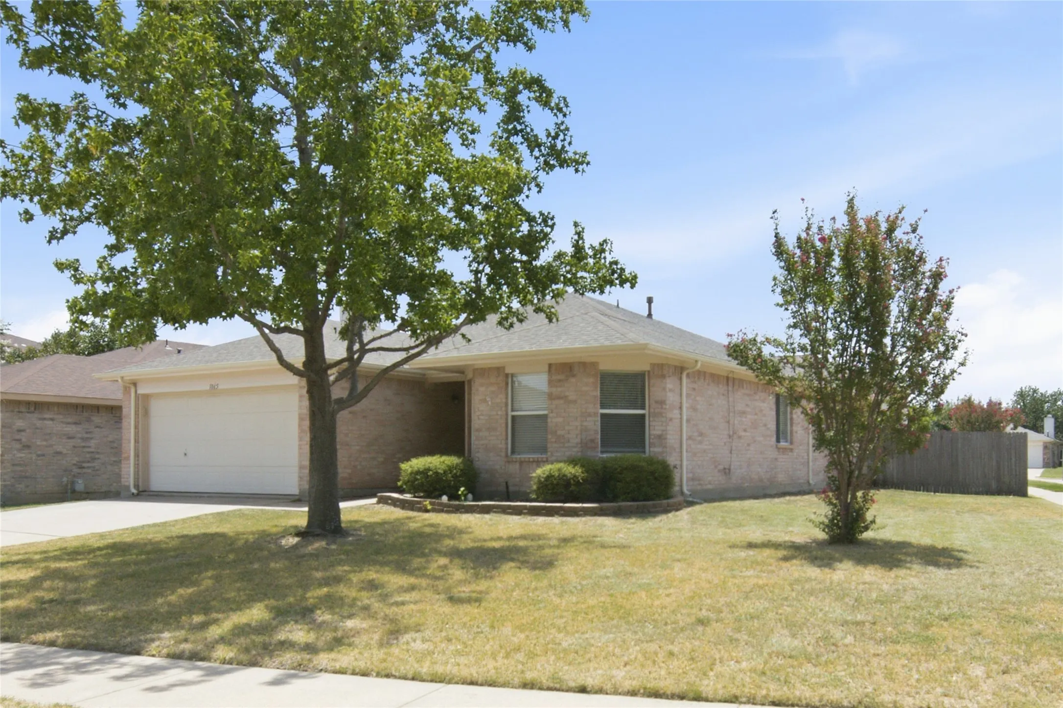 Single Family Residence For Sale in Tarrant County , 1065 Triple Crown Drive, Fort Worth, Texas 76179, 3 Bedroom, 2 Bathroom, 2 Garage spaces, 1,571 Sqft, built in 2000, mls#21346908, Real Estate Agent in Fort Worth, Homes For Sale in Tarrant county, Homes For Sale in Fort Worth, Realtor in Fort Worth Texas, Real Estate Brokerage Independent Realty Texas, Luminita Cordes Realtor