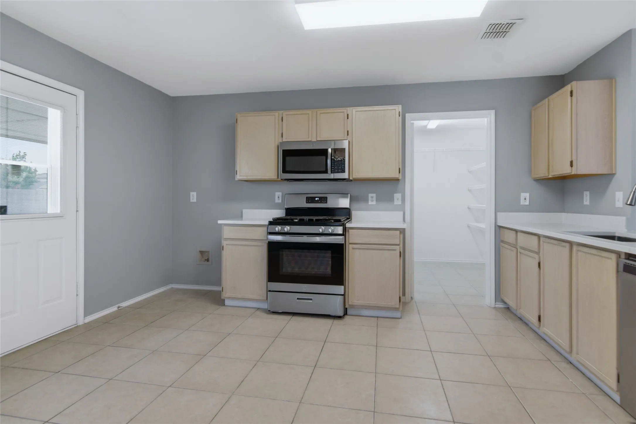 Single Family Residence For Sale in Tarrant County , 1065 Triple Crown Drive, Fort Worth, Texas 76179, 3 Bedroom, 2 Bathroom, 2 Garage spaces, 1,571 Sqft, built in 2000, mls#21346908, Real Estate Agent in Fort Worth, Homes For Sale in Tarrant county, Homes For Sale in Fort Worth, Realtor in Fort Worth Texas, Real Estate Brokerage Independent Realty Texas, Luminita Cordes Realtor