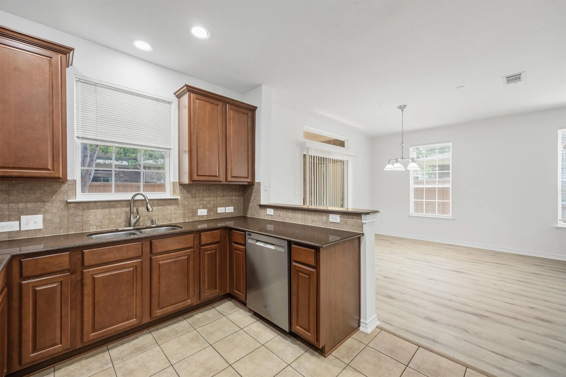Townhouse For Sale in Denton County , 5824 Stone Mountain Road, The Colony, Texas 75056, 3 Bedroom, 3 Bathroom, 2 Garage spaces, 1,896 Sqft, built in 2007, mls#21345871, Real Estate Agent in The Colony, Homes For Sale in Denton county, Homes For Sale in The Colony, Realtor in The Colony Texas, Real Estate Brokerage Independent Realty Texas, Luminita Cordes Realtor
