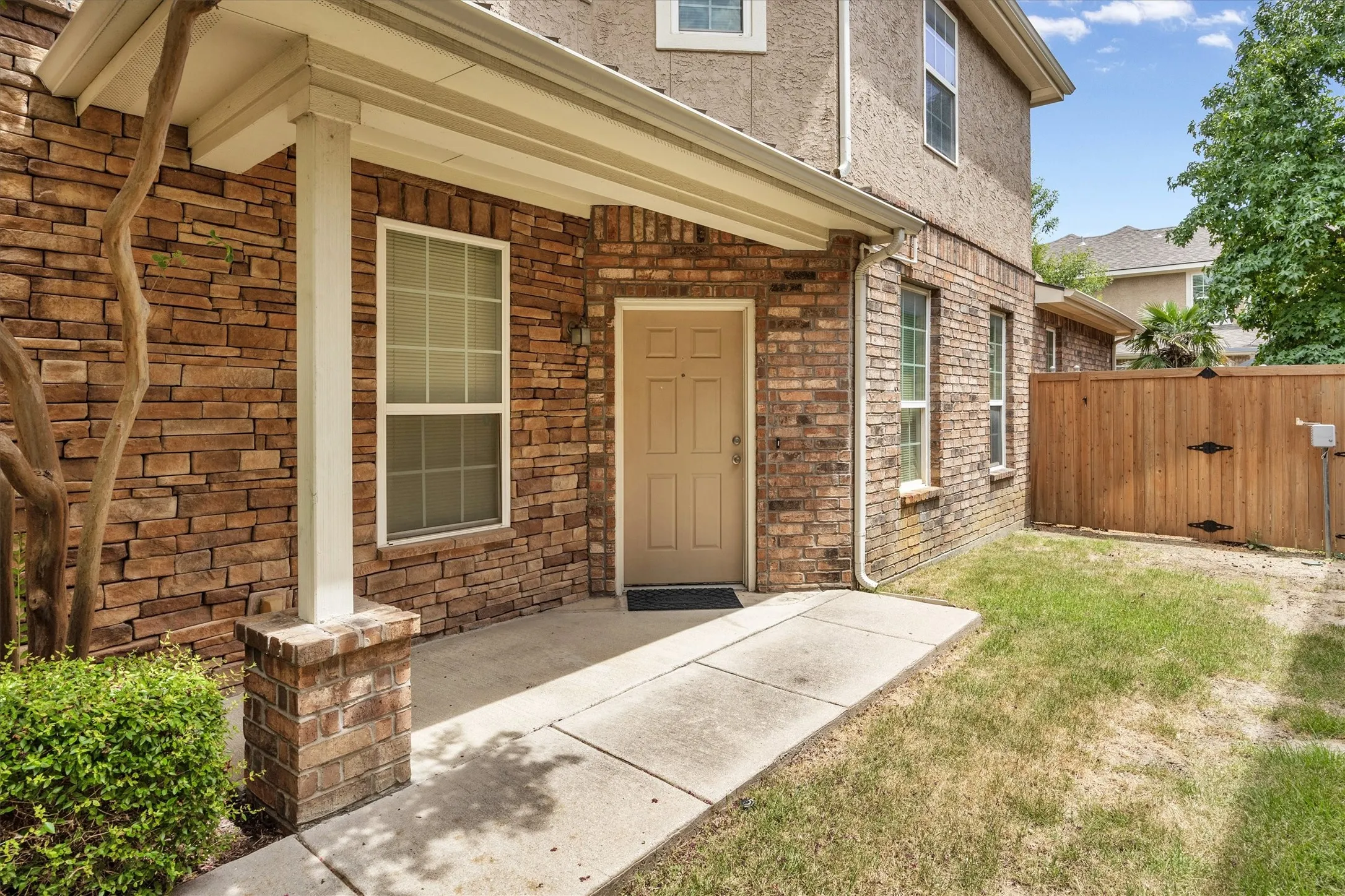 Townhouse For Sale in Denton County , 5824 Stone Mountain Road, The Colony, Texas 75056, 3 Bedroom, 3 Bathroom, 2 Garage spaces, 1,896 Sqft, built in 2007, mls#21345871, Real Estate Agent in The Colony, Homes For Sale in Denton county, Homes For Sale in The Colony, Realtor in The Colony Texas, Real Estate Brokerage Independent Realty Texas, Luminita Cordes Realtor
