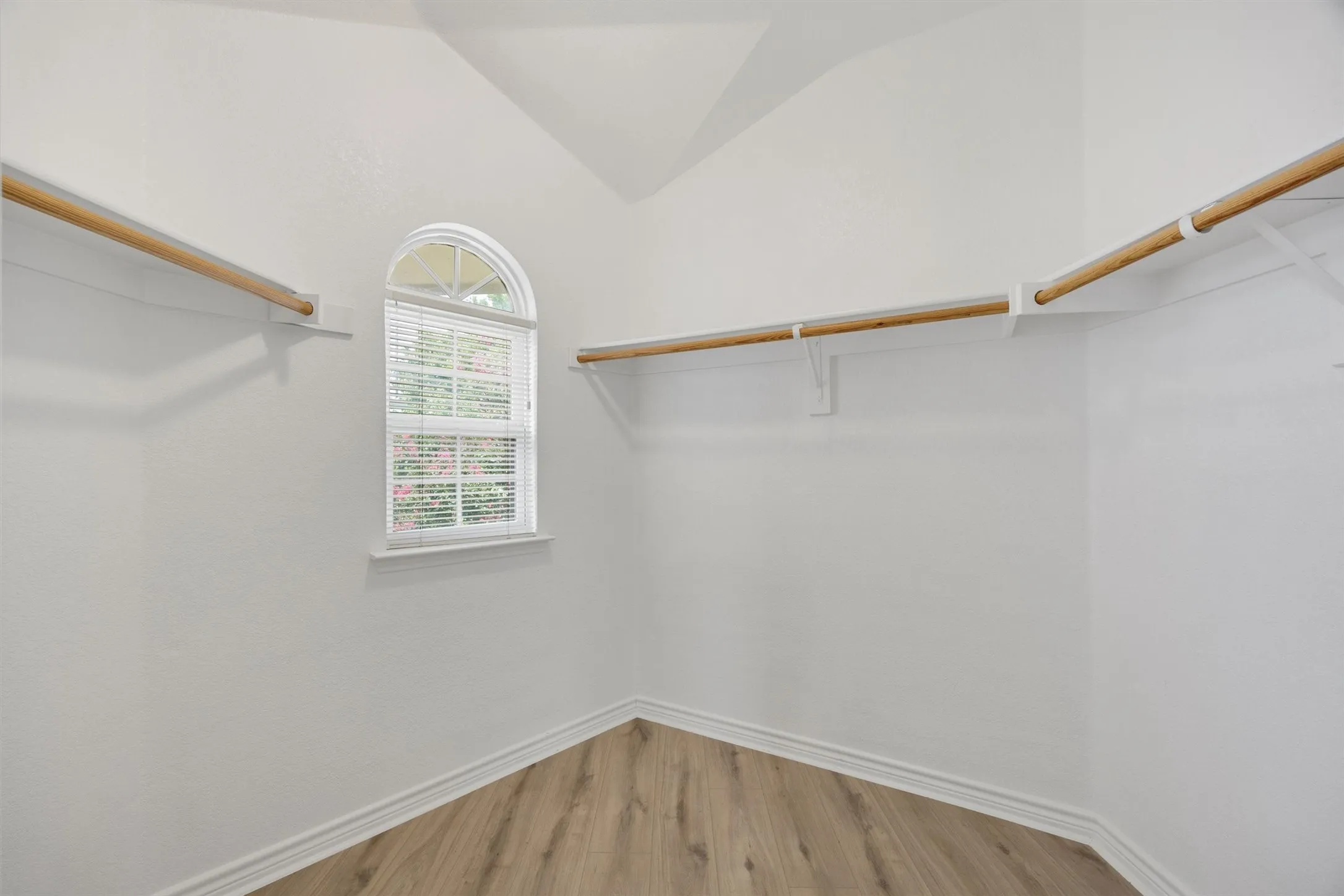 Townhouse For Sale in Denton County , 5824 Stone Mountain Road, The Colony, Texas 75056, 3 Bedroom, 3 Bathroom, 2 Garage spaces, 1,896 Sqft, built in 2007, mls#21345871, Real Estate Agent in The Colony, Homes For Sale in Denton county, Homes For Sale in The Colony, Realtor in The Colony Texas, Real Estate Brokerage Independent Realty Texas, Luminita Cordes Realtor