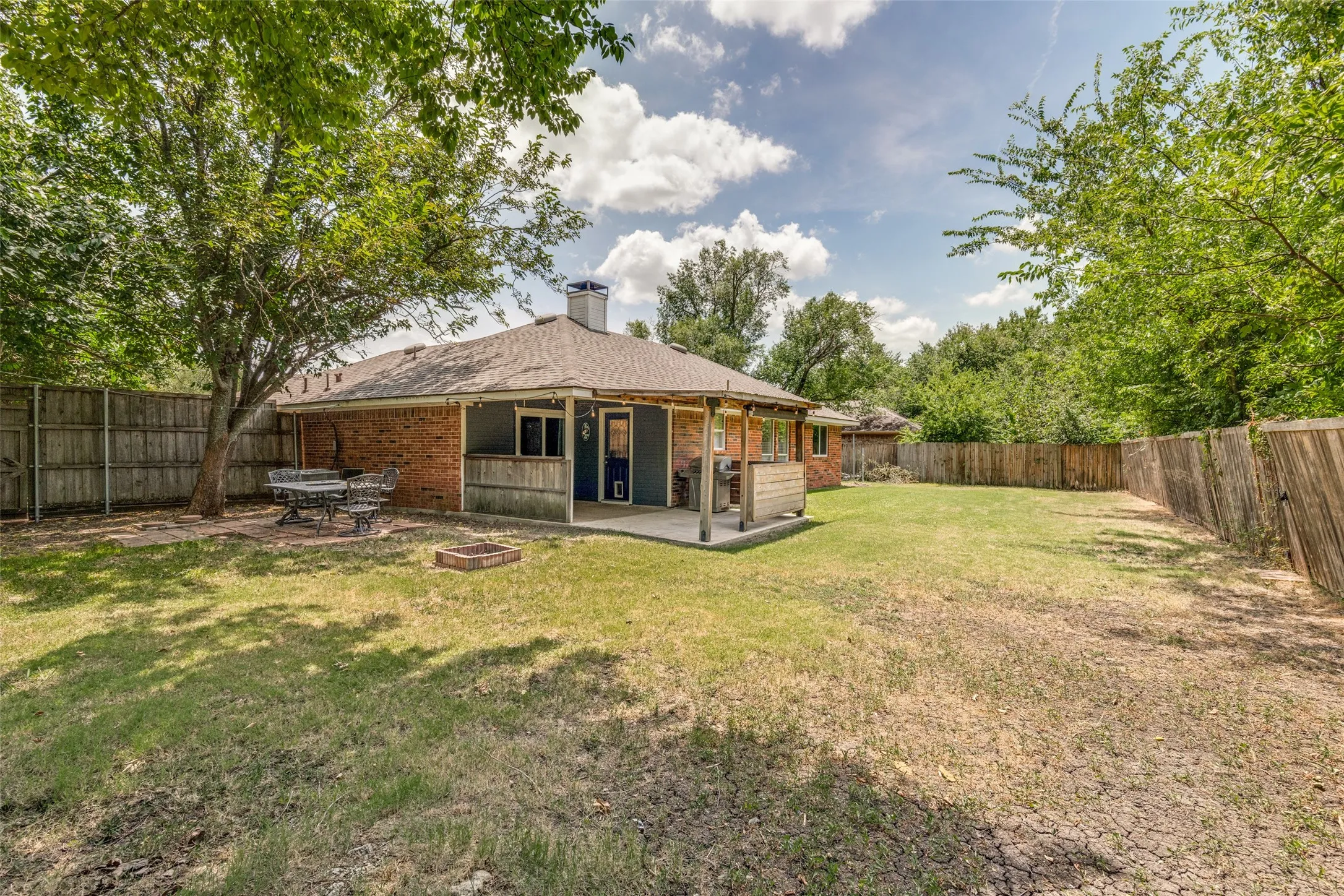 Single Family Residence For Sale in Rockwall County , 1004 Oak Grove Lane, Royse City, Texas 75189, 3 Bedroom, 2 Bathroom, 1 Garage spaces, 1,316 Sqft, built in 1988, mls#21346771, Real Estate Agent in Royse City, Homes For Sale in Rockwall county, Homes For Sale in Royse City, Realtor in Royse City Texas, Real Estate Brokerage Independent Realty Texas, Luminita Cordes Realtor