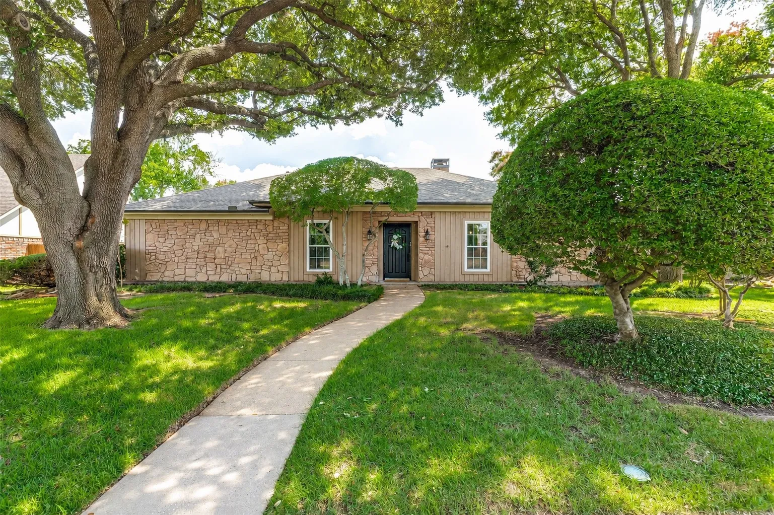Single Family Residence For Sale in Collin County , 2212 Kirby Drive, Plano, Texas 75075, 3 Bedroom, 3 Bathroom, 2 Garage spaces, 2,020 Sqft, built in 1979, mls#21347028, Real Estate Agent in Plano, Homes For Sale in Collin county, Homes For Sale in Plano, Realtor in Plano Texas, Real Estate Brokerage Independent Realty Texas, Luminita Cordes Realtor
