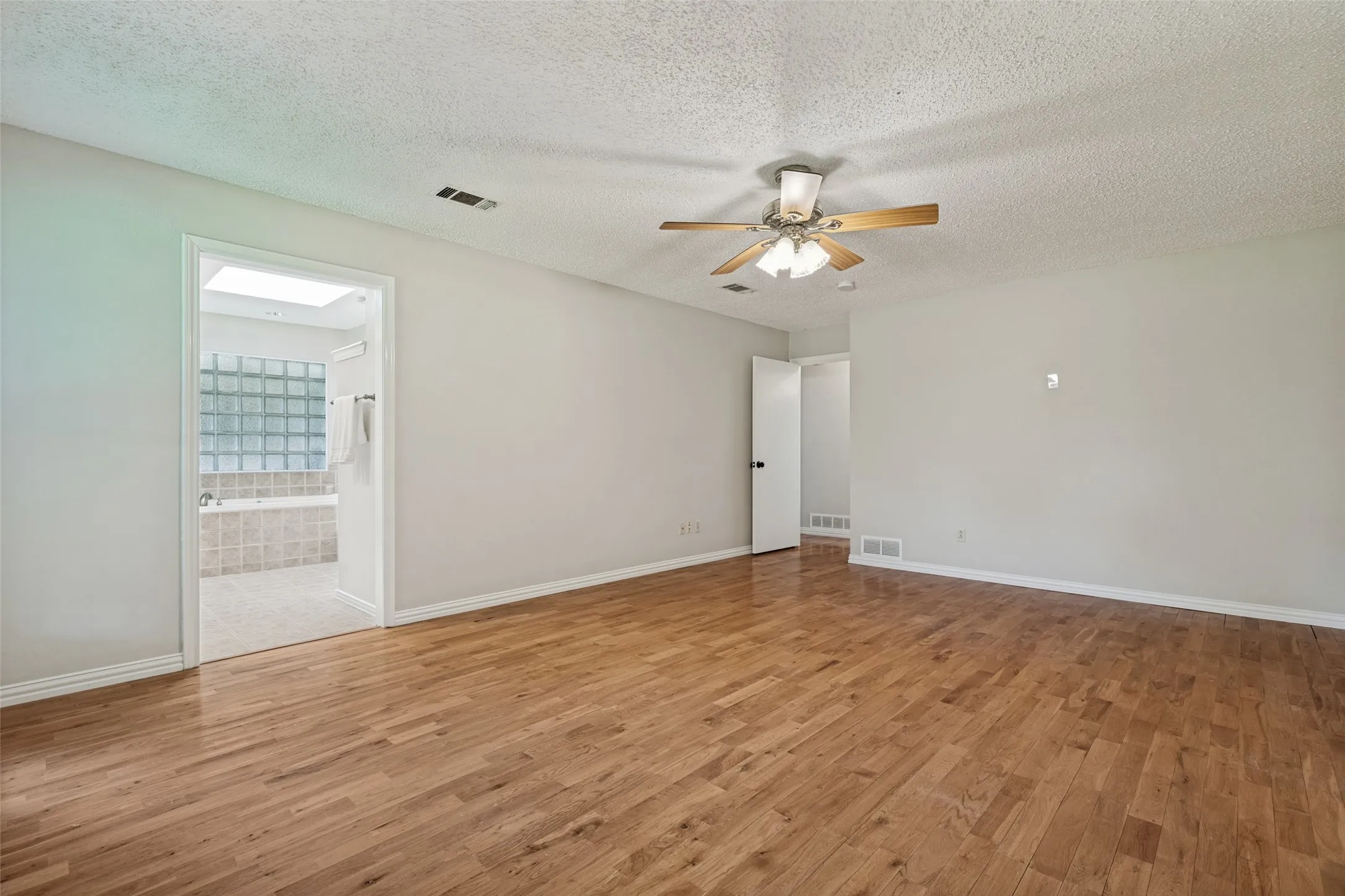 Single Family Residence For Sale in Collin County , 2212 Kirby Drive, Plano, Texas 75075, 3 Bedroom, 3 Bathroom, 2 Garage spaces, 2,020 Sqft, built in 1979, mls#21347028, Real Estate Agent in Plano, Homes For Sale in Collin county, Homes For Sale in Plano, Realtor in Plano Texas, Real Estate Brokerage Independent Realty Texas, Luminita Cordes Realtor