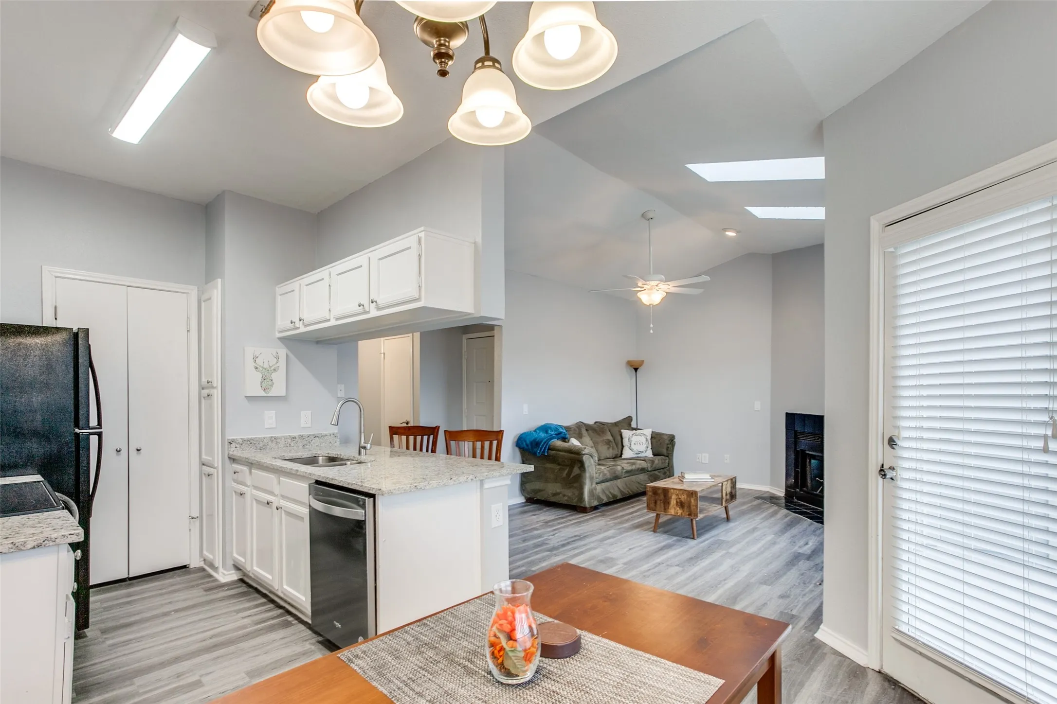 Condominium For Sale in Dallas County , 7340 Skillman Street 1004, Dallas, Texas 75231, 1 Bedroom, 1 Bathroom, Garage spaces, 673 Sqft, built in 1983, mls#21347005, Real Estate Agent in Dallas, Homes For Sale in Dallas county, Homes For Sale in Dallas, Realtor in Dallas Texas, Real Estate Brokerage Independent Realty Texas, Luminita Cordes Realtor