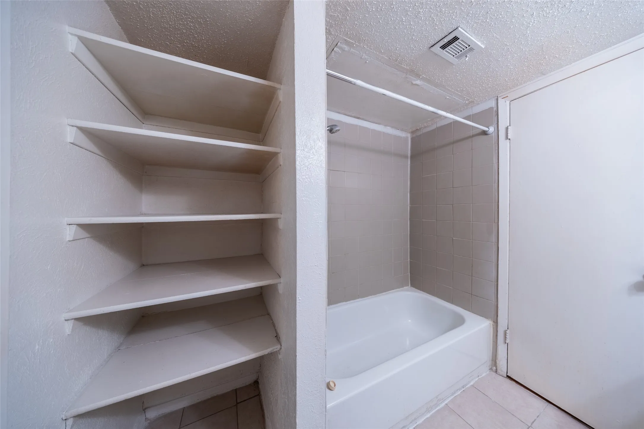 Condominium For Rent in Collin County , 1805 Spring Creek Parkway QQ1, Plano, Texas 75023, 3 Bedroom, 2 Bathroom, Garage spaces, 1,088 Sqft, built in 1982, mls#21346836, Real Estate Agent in Plano, Homes For Rent in Collin county, Homes For Rent in Plano, Realtor in Plano Texas, Real Estate Brokerage Independent Realty Texas, Luminita Cordes Realtor