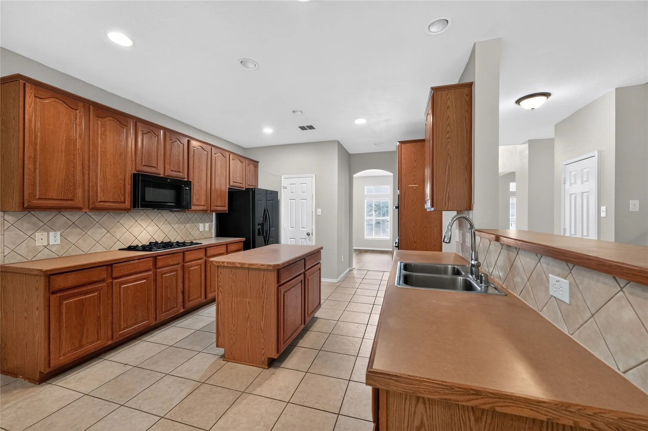 Single Family Residence For Sale in Tarrant County , 720 Big Horn Trail, Crowley, Texas 76036, 4 Bedroom, 4 Bathroom, 2 Garage spaces, 3,411 Sqft, built in 2002, mls#21347035, Real Estate Agent in Crowley, Homes For Sale in Tarrant county, Homes For Sale in Crowley, Realtor in Crowley Texas, Real Estate Brokerage Independent Realty Texas, Luminita Cordes Realtor