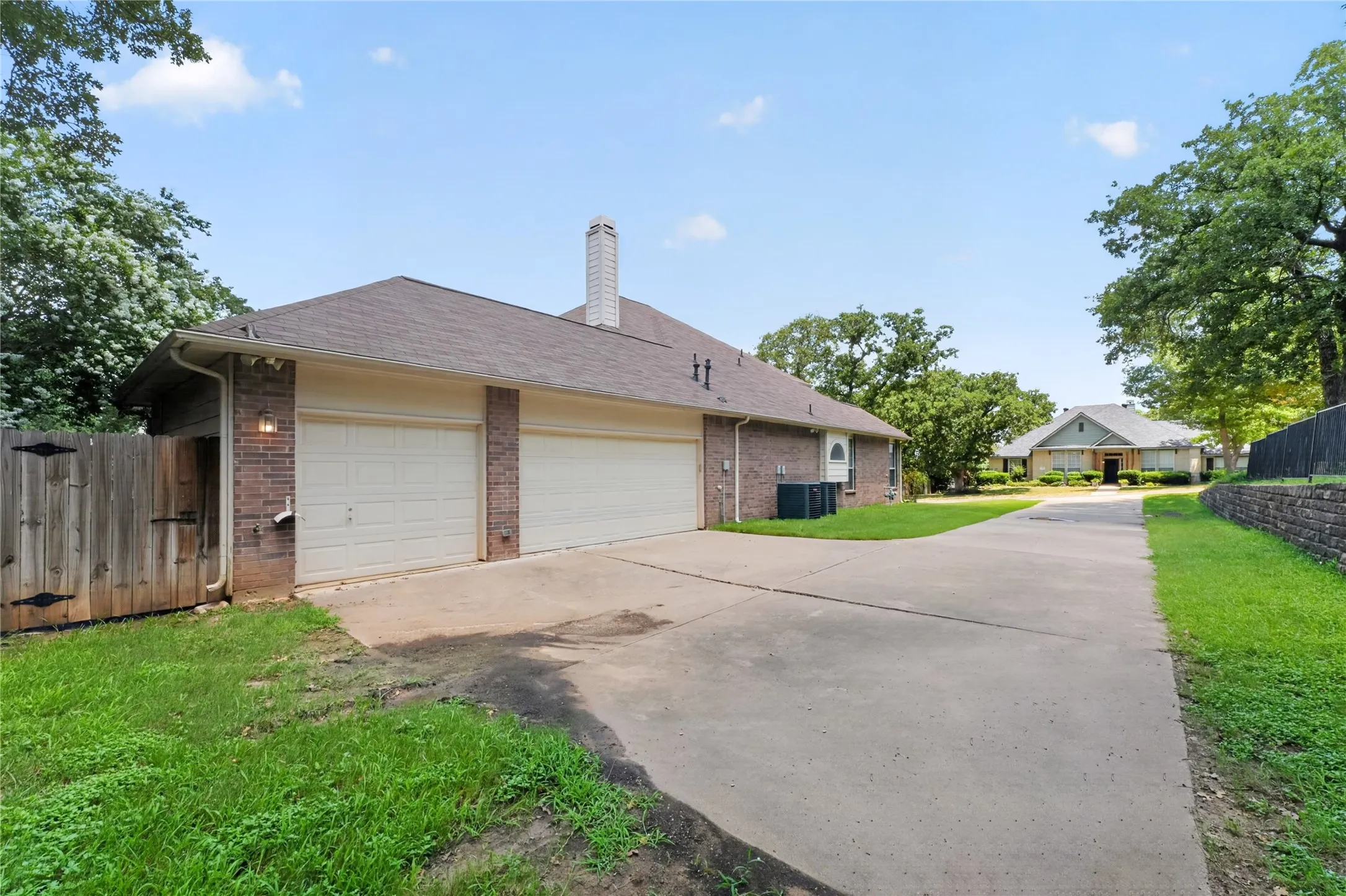 Single Family Residence For Sale in Tarrant County , 720 Big Horn Trail, Crowley, Texas 76036, 4 Bedroom, 4 Bathroom, 2 Garage spaces, 3,411 Sqft, built in 2002, mls#21347035, Real Estate Agent in Crowley, Homes For Sale in Tarrant county, Homes For Sale in Crowley, Realtor in Crowley Texas, Real Estate Brokerage Independent Realty Texas, Luminita Cordes Realtor
