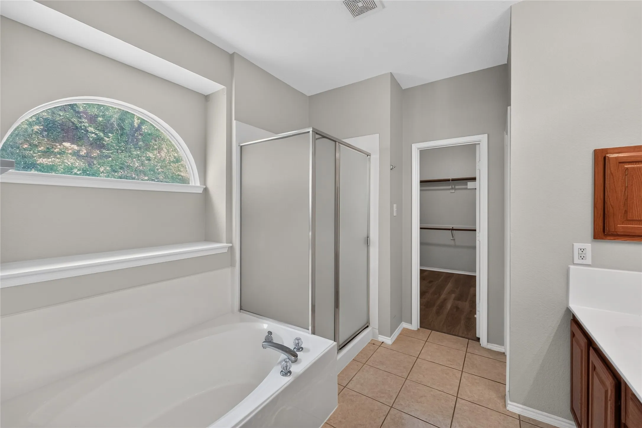 Single Family Residence For Sale in Tarrant County , 720 Big Horn Trail, Crowley, Texas 76036, 4 Bedroom, 4 Bathroom, 2 Garage spaces, 3,411 Sqft, built in 2002, mls#21347035, Real Estate Agent in Crowley, Homes For Sale in Tarrant county, Homes For Sale in Crowley, Realtor in Crowley Texas, Real Estate Brokerage Independent Realty Texas, Luminita Cordes Realtor
