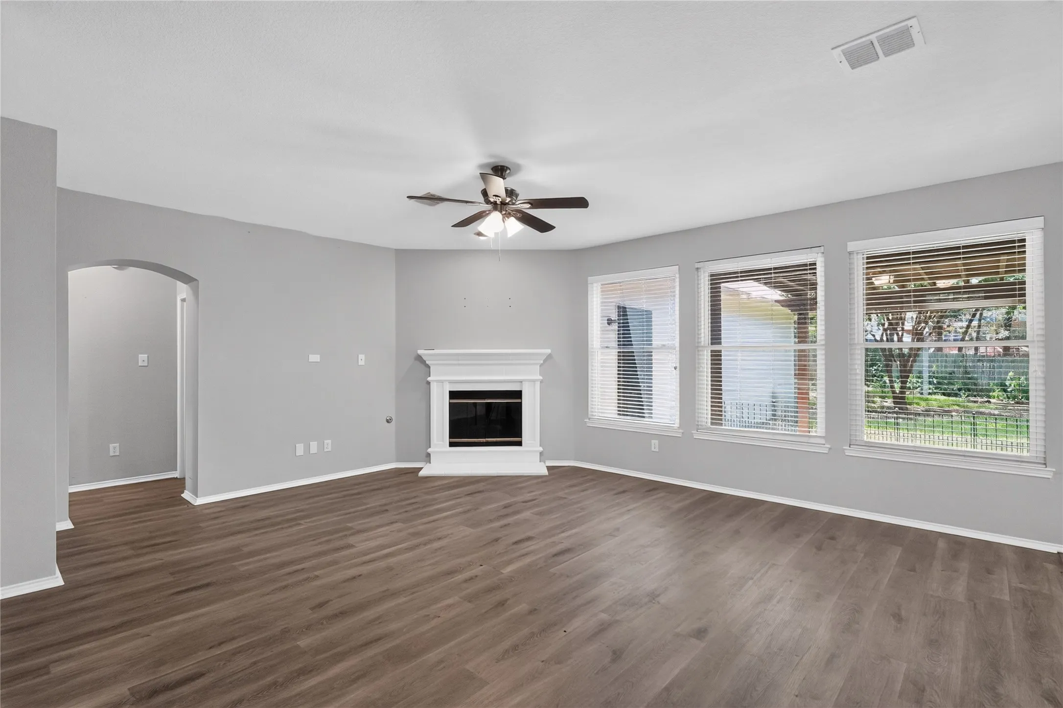 Single Family Residence For Sale in Tarrant County , 720 Big Horn Trail, Crowley, Texas 76036, 4 Bedroom, 4 Bathroom, 2 Garage spaces, 3,411 Sqft, built in 2002, mls#21347035, Real Estate Agent in Crowley, Homes For Sale in Tarrant county, Homes For Sale in Crowley, Realtor in Crowley Texas, Real Estate Brokerage Independent Realty Texas, Luminita Cordes Realtor