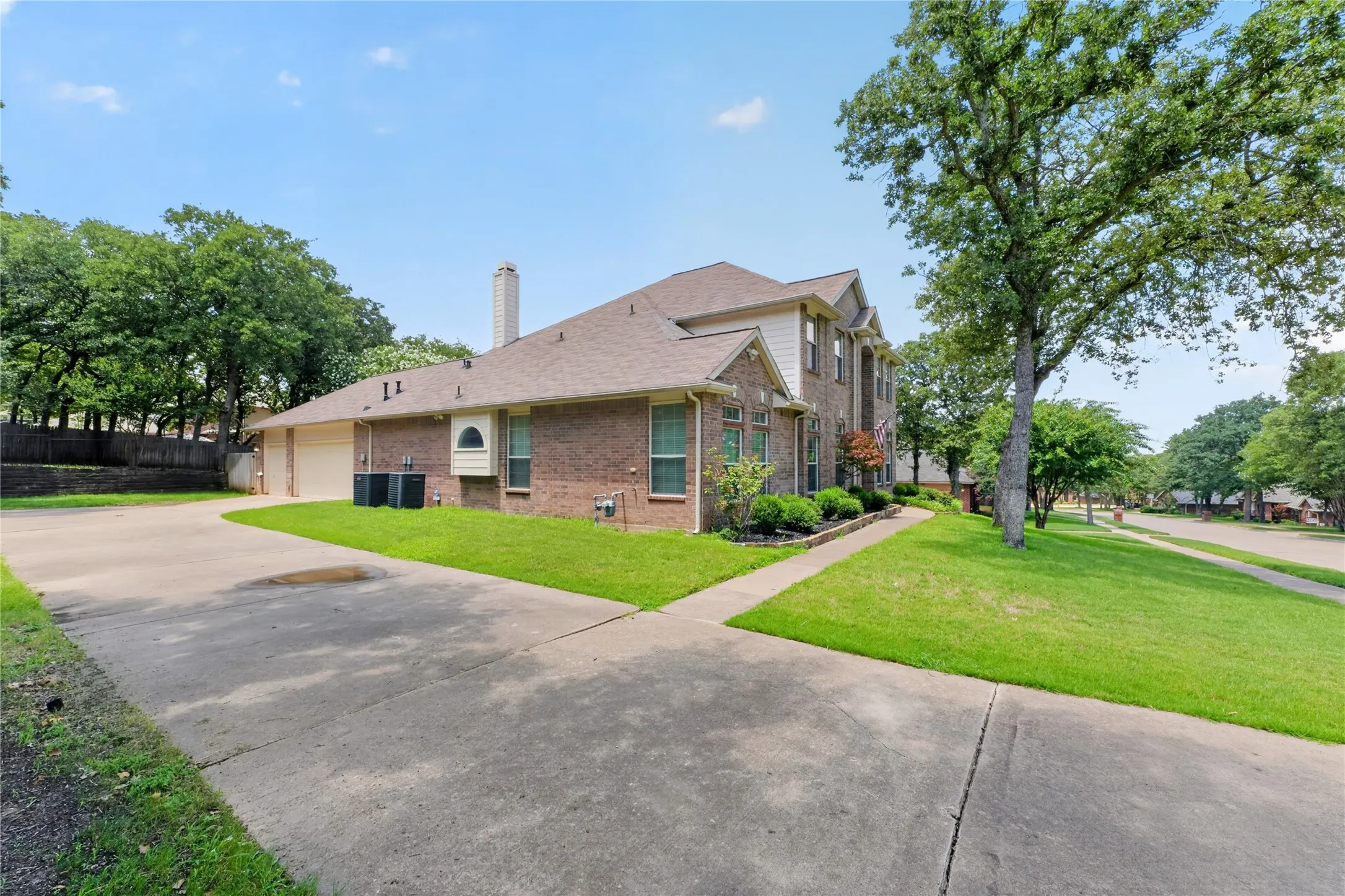 Single Family Residence For Sale in Tarrant County , 720 Big Horn Trail, Crowley, Texas 76036, 4 Bedroom, 4 Bathroom, 2 Garage spaces, 3,411 Sqft, built in 2002, mls#21347035, Real Estate Agent in Crowley, Homes For Sale in Tarrant county, Homes For Sale in Crowley, Realtor in Crowley Texas, Real Estate Brokerage Independent Realty Texas, Luminita Cordes Realtor