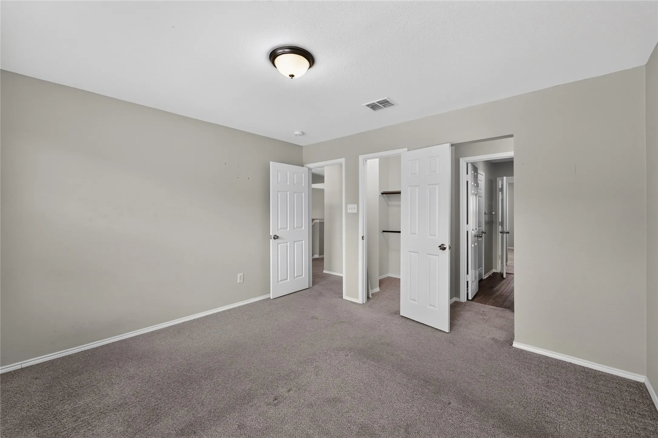 Single Family Residence For Sale in Tarrant County , 720 Big Horn Trail, Crowley, Texas 76036, 4 Bedroom, 4 Bathroom, 2 Garage spaces, 3,411 Sqft, built in 2002, mls#21347035, Real Estate Agent in Crowley, Homes For Sale in Tarrant county, Homes For Sale in Crowley, Realtor in Crowley Texas, Real Estate Brokerage Independent Realty Texas, Luminita Cordes Realtor