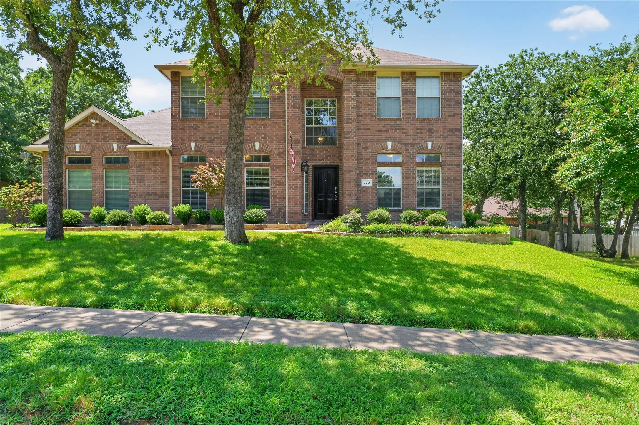 Single Family Residence For Sale in Tarrant County , 720 Big Horn Trail, Crowley, Texas 76036, 4 Bedroom, 4 Bathroom, 2 Garage spaces, 3,411 Sqft, built in 2002, mls#21347035, Real Estate Agent in Crowley, Homes For Sale in Tarrant county, Homes For Sale in Crowley, Realtor in Crowley Texas, Real Estate Brokerage Independent Realty Texas, Luminita Cordes Realtor