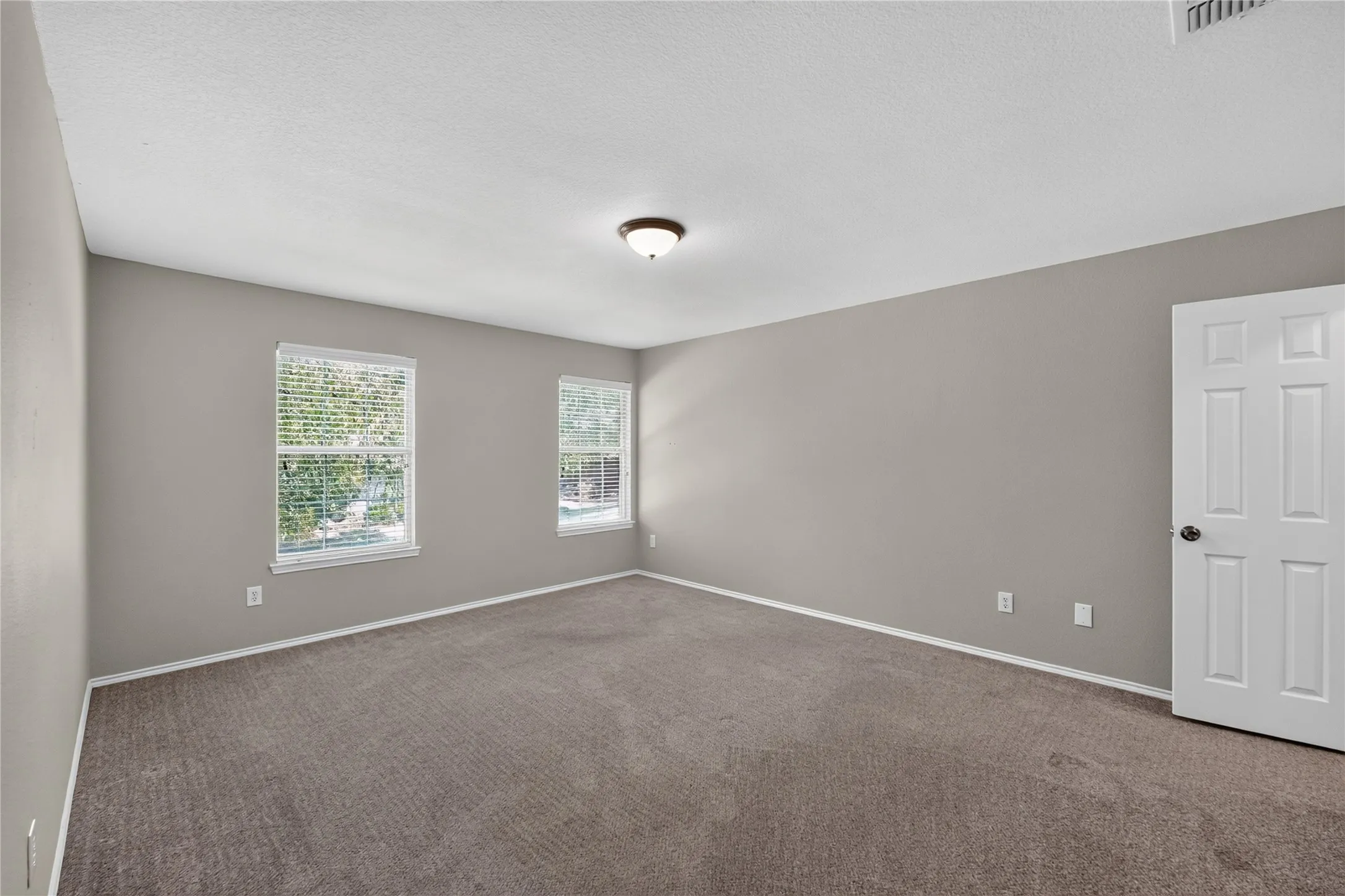 Single Family Residence For Sale in Tarrant County , 720 Big Horn Trail, Crowley, Texas 76036, 4 Bedroom, 4 Bathroom, 2 Garage spaces, 3,411 Sqft, built in 2002, mls#21347035, Real Estate Agent in Crowley, Homes For Sale in Tarrant county, Homes For Sale in Crowley, Realtor in Crowley Texas, Real Estate Brokerage Independent Realty Texas, Luminita Cordes Realtor
