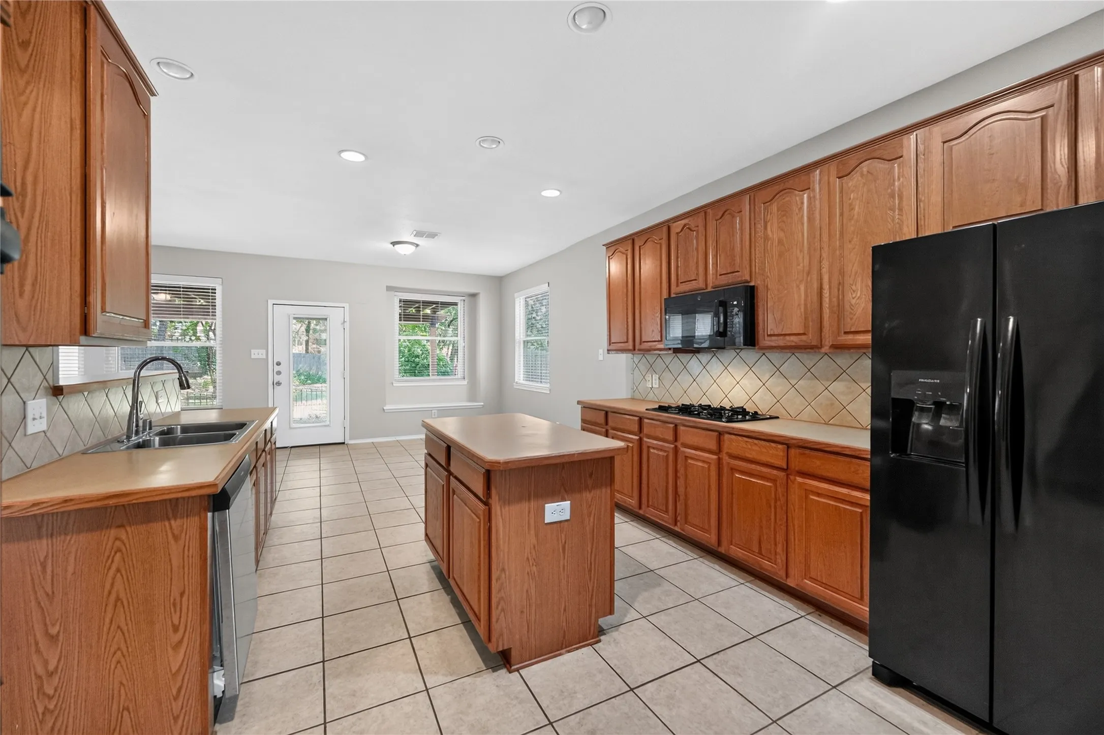 Single Family Residence For Sale in Tarrant County , 720 Big Horn Trail, Crowley, Texas 76036, 4 Bedroom, 4 Bathroom, 2 Garage spaces, 3,411 Sqft, built in 2002, mls#21347035, Real Estate Agent in Crowley, Homes For Sale in Tarrant county, Homes For Sale in Crowley, Realtor in Crowley Texas, Real Estate Brokerage Independent Realty Texas, Luminita Cordes Realtor