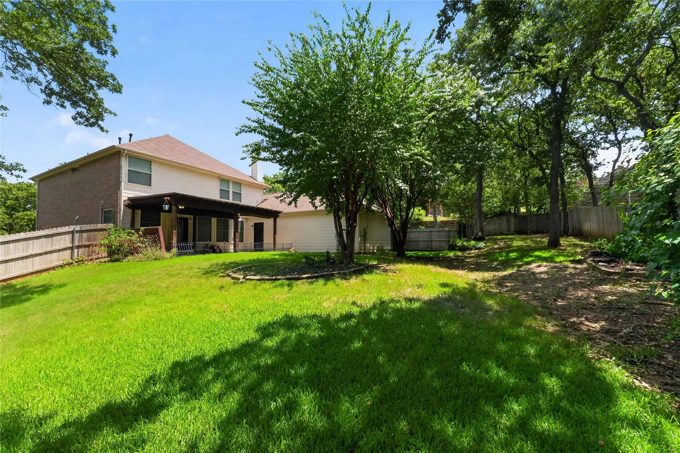 Single Family Residence For Sale in Tarrant County , 720 Big Horn Trail, Crowley, Texas 76036, 4 Bedroom, 4 Bathroom, 2 Garage spaces, 3,411 Sqft, built in 2002, mls#21347035, Real Estate Agent in Crowley, Homes For Sale in Tarrant county, Homes For Sale in Crowley, Realtor in Crowley Texas, Real Estate Brokerage Independent Realty Texas, Luminita Cordes Realtor
