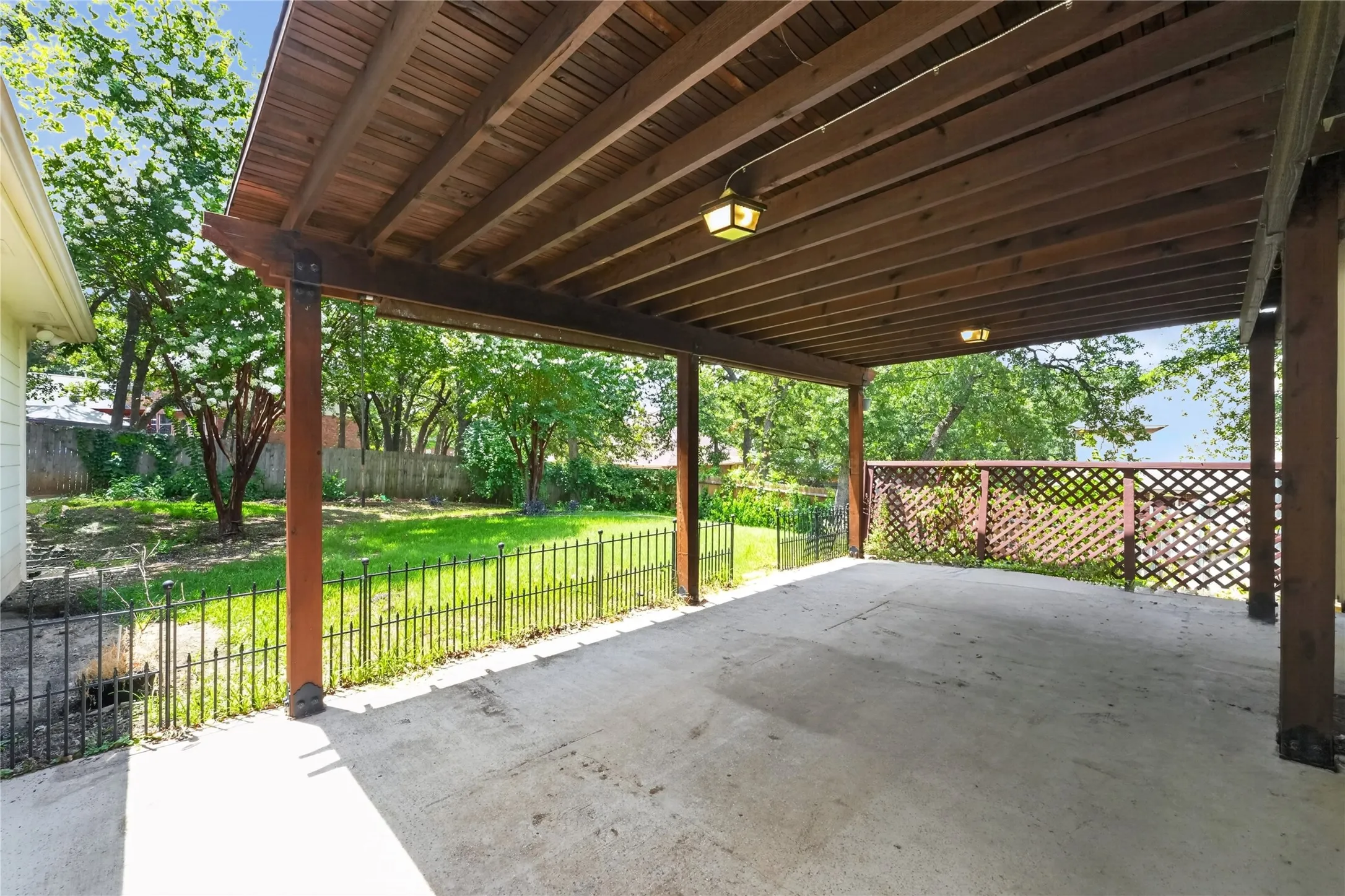 Single Family Residence For Sale in Tarrant County , 720 Big Horn Trail, Crowley, Texas 76036, 4 Bedroom, 4 Bathroom, 2 Garage spaces, 3,411 Sqft, built in 2002, mls#21347035, Real Estate Agent in Crowley, Homes For Sale in Tarrant county, Homes For Sale in Crowley, Realtor in Crowley Texas, Real Estate Brokerage Independent Realty Texas, Luminita Cordes Realtor