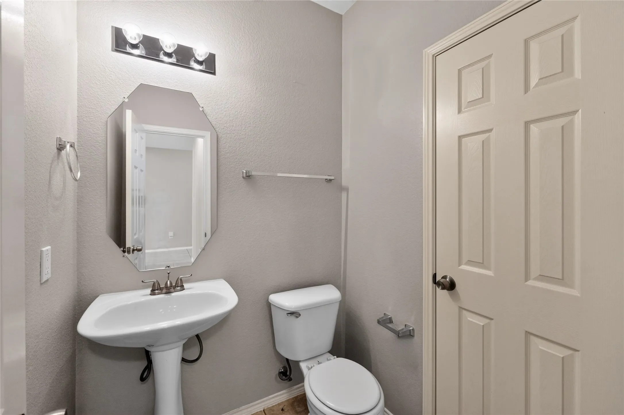 Single Family Residence For Sale in Tarrant County , 720 Big Horn Trail, Crowley, Texas 76036, 4 Bedroom, 4 Bathroom, 2 Garage spaces, 3,411 Sqft, built in 2002, mls#21347035, Real Estate Agent in Crowley, Homes For Sale in Tarrant county, Homes For Sale in Crowley, Realtor in Crowley Texas, Real Estate Brokerage Independent Realty Texas, Luminita Cordes Realtor