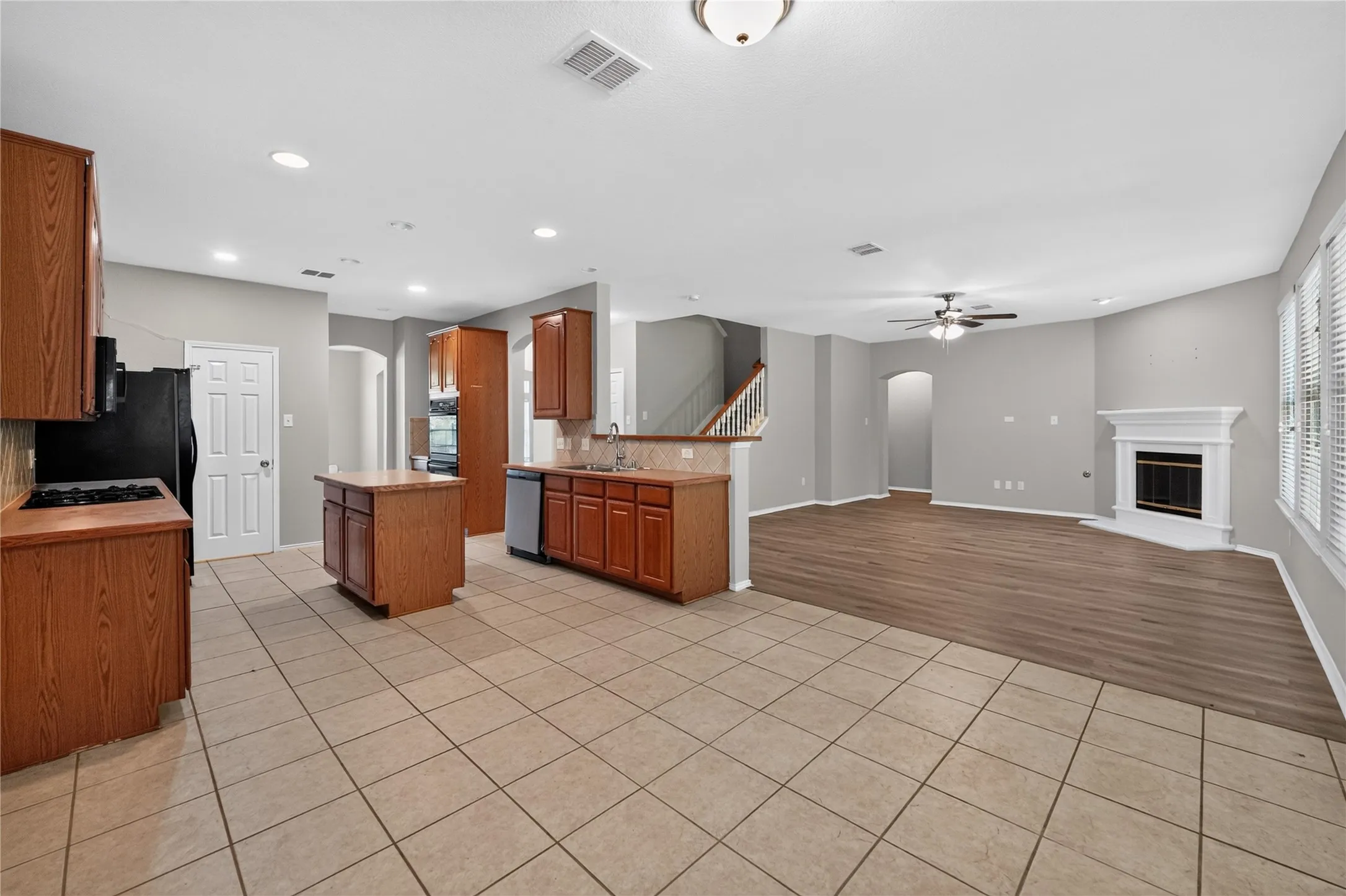 Single Family Residence For Sale in Tarrant County , 720 Big Horn Trail, Crowley, Texas 76036, 4 Bedroom, 4 Bathroom, 2 Garage spaces, 3,411 Sqft, built in 2002, mls#21347035, Real Estate Agent in Crowley, Homes For Sale in Tarrant county, Homes For Sale in Crowley, Realtor in Crowley Texas, Real Estate Brokerage Independent Realty Texas, Luminita Cordes Realtor