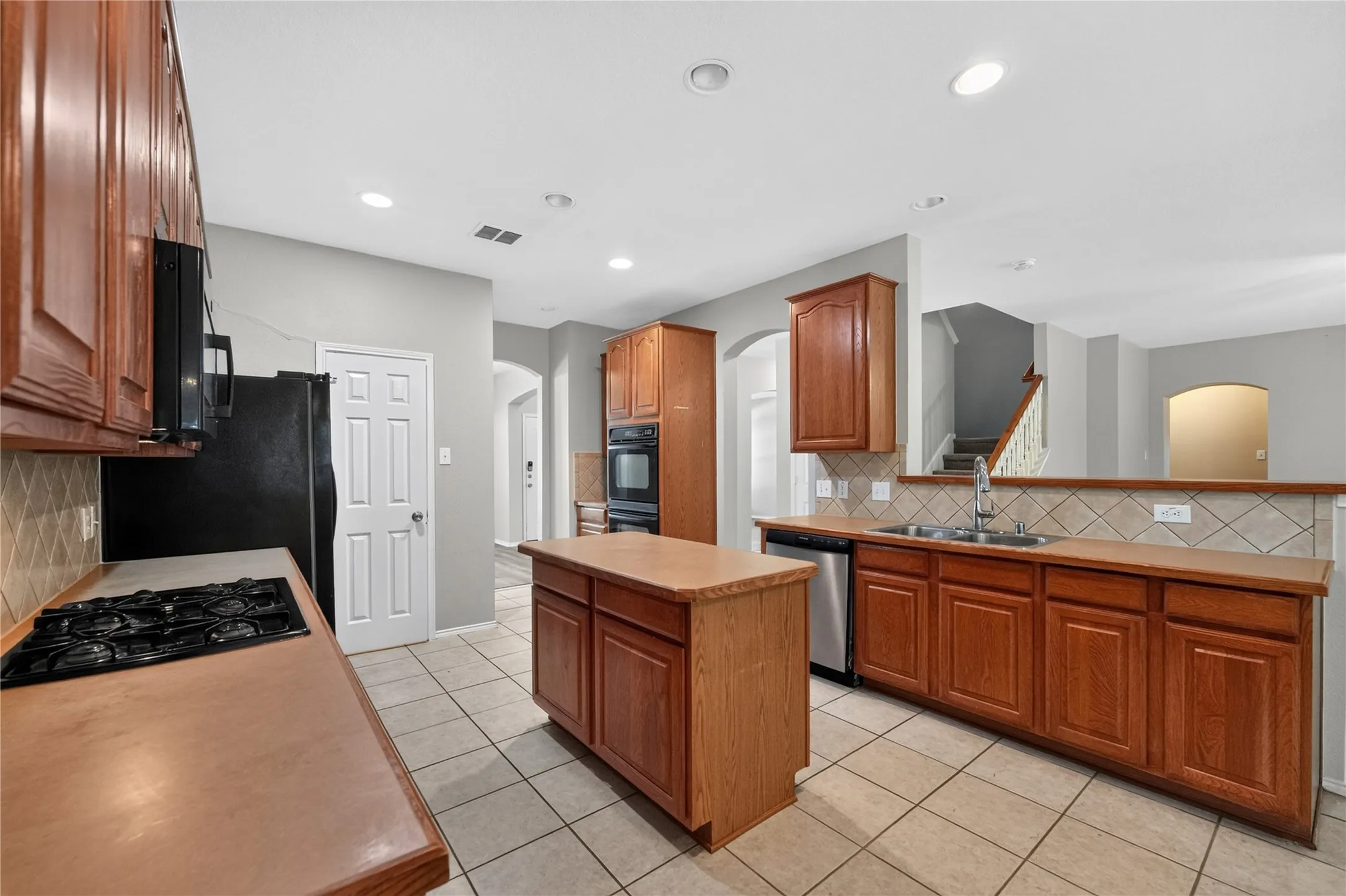 Single Family Residence For Sale in Tarrant County , 720 Big Horn Trail, Crowley, Texas 76036, 4 Bedroom, 4 Bathroom, 2 Garage spaces, 3,411 Sqft, built in 2002, mls#21347035, Real Estate Agent in Crowley, Homes For Sale in Tarrant county, Homes For Sale in Crowley, Realtor in Crowley Texas, Real Estate Brokerage Independent Realty Texas, Luminita Cordes Realtor