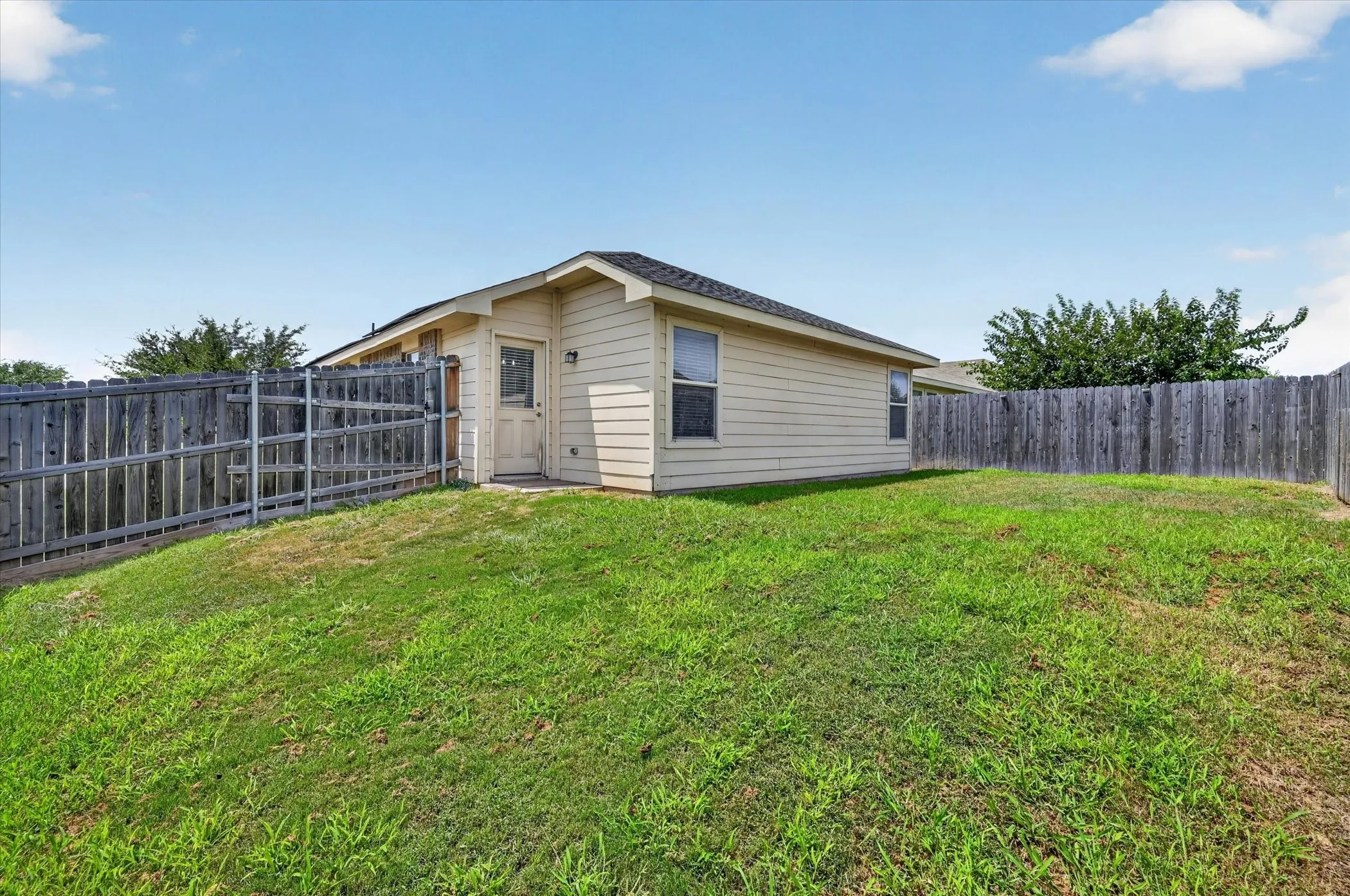 Single Family Residence For Sale in Tarrant County , 9000 Quarry Ridge Trail, Fort Worth, Texas 76244, 4 Bedroom, 2 Bathroom, 2 Garage spaces, 1,572 Sqft, built in 2009, mls#21347044, Real Estate Agent in Fort Worth, Homes For Sale in Tarrant county, Homes For Sale in Fort Worth, Realtor in Fort Worth Texas, Real Estate Brokerage Independent Realty Texas, Luminita Cordes Realtor