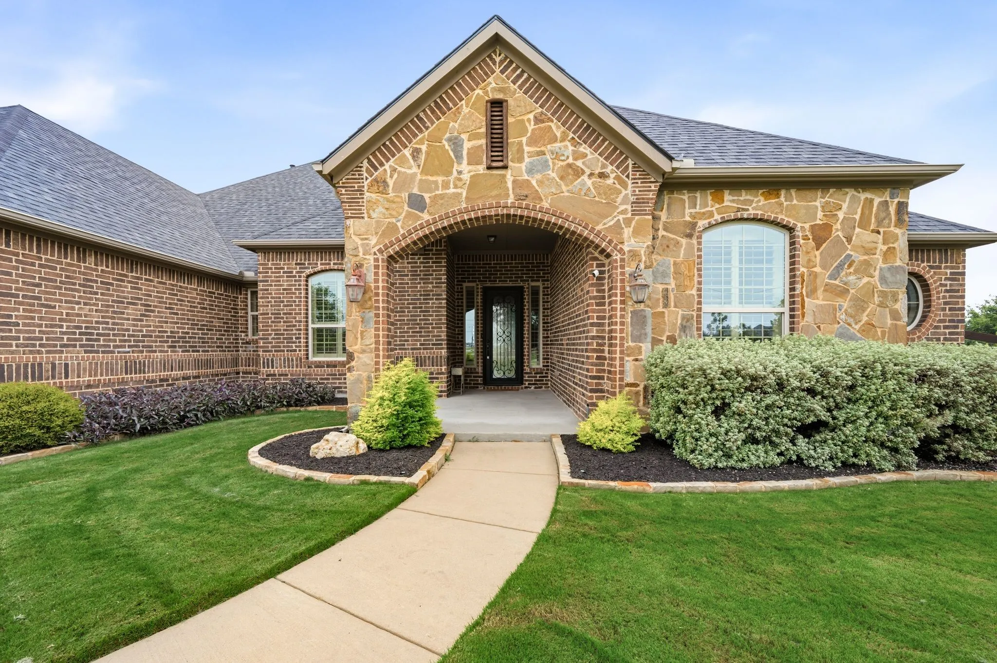 Single Family Residence For Sale in Denton County , 13450 Kira Lane, Justin, Texas 76247, 4 Bedroom, 3 Bathroom, 3 Garage spaces, 3,425 Sqft, built in 2014, mls#21346335, Real Estate Agent in Justin, Homes For Sale in Denton county, Homes For Sale in Justin, Realtor in Justin Texas, Real Estate Brokerage Independent Realty Texas, Luminita Cordes Realtor