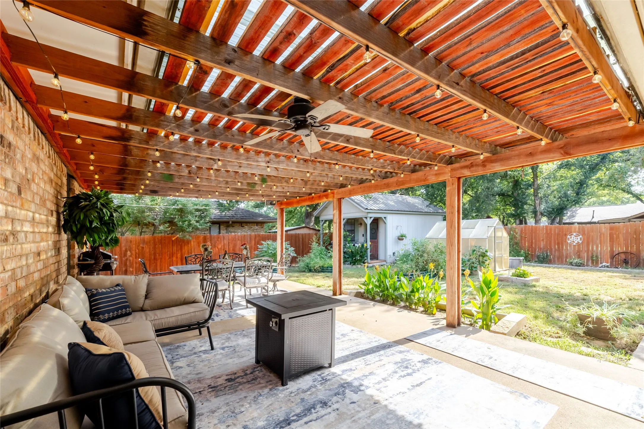 Single Family Residence For Sale in Palo Pinto County , 22 Greenbriar Street, Mineral Wells, Texas 76067, 4 Bedroom, 2 Bathroom, 2 Garage spaces, 2,278 Sqft, built in 1983, mls#21347061, Real Estate Agent in Mineral Wells, Homes For Sale in Palo Pinto county, Homes For Sale in Mineral Wells, Realtor in Mineral Wells Texas, Real Estate Brokerage Independent Realty Texas, Luminita Cordes Realtor