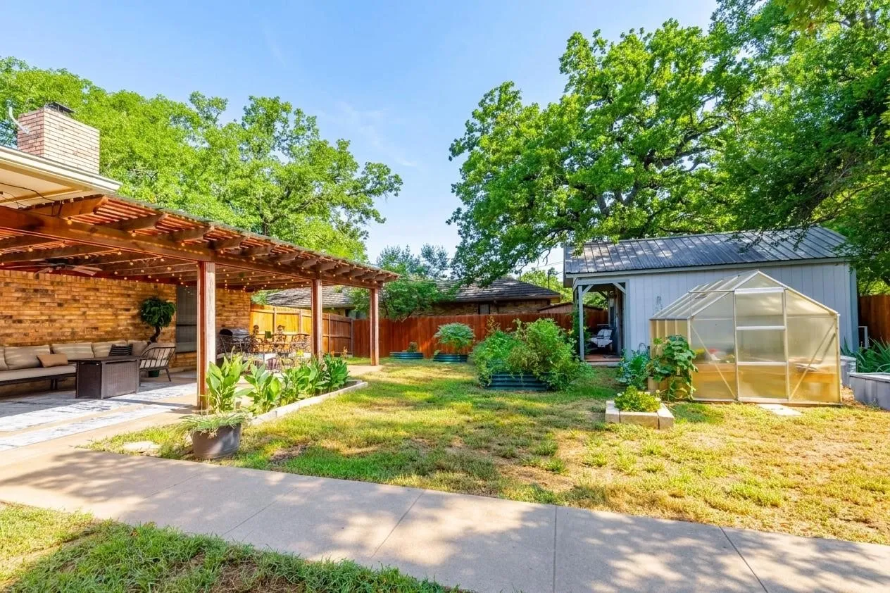 Single Family Residence For Sale in Palo Pinto County , 22 Greenbriar Street, Mineral Wells, Texas 76067, 4 Bedroom, 2 Bathroom, 2 Garage spaces, 2,278 Sqft, built in 1983, mls#21347061, Real Estate Agent in Mineral Wells, Homes For Sale in Palo Pinto county, Homes For Sale in Mineral Wells, Realtor in Mineral Wells Texas, Real Estate Brokerage Independent Realty Texas, Luminita Cordes Realtor