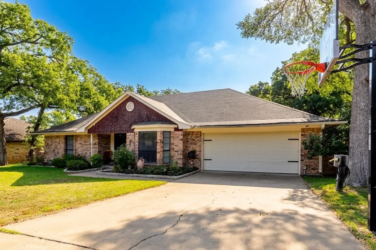 Single Family Residence For Sale in Palo Pinto County , 22 Greenbriar Street, Mineral Wells, Texas 76067, 4 Bedroom, 2 Bathroom, 2 Garage spaces, 2,278 Sqft, built in 1983, mls#21347061, Real Estate Agent in Mineral Wells, Homes For Sale in Palo Pinto county, Homes For Sale in Mineral Wells, Realtor in Mineral Wells Texas, Real Estate Brokerage Independent Realty Texas, Luminita Cordes Realtor