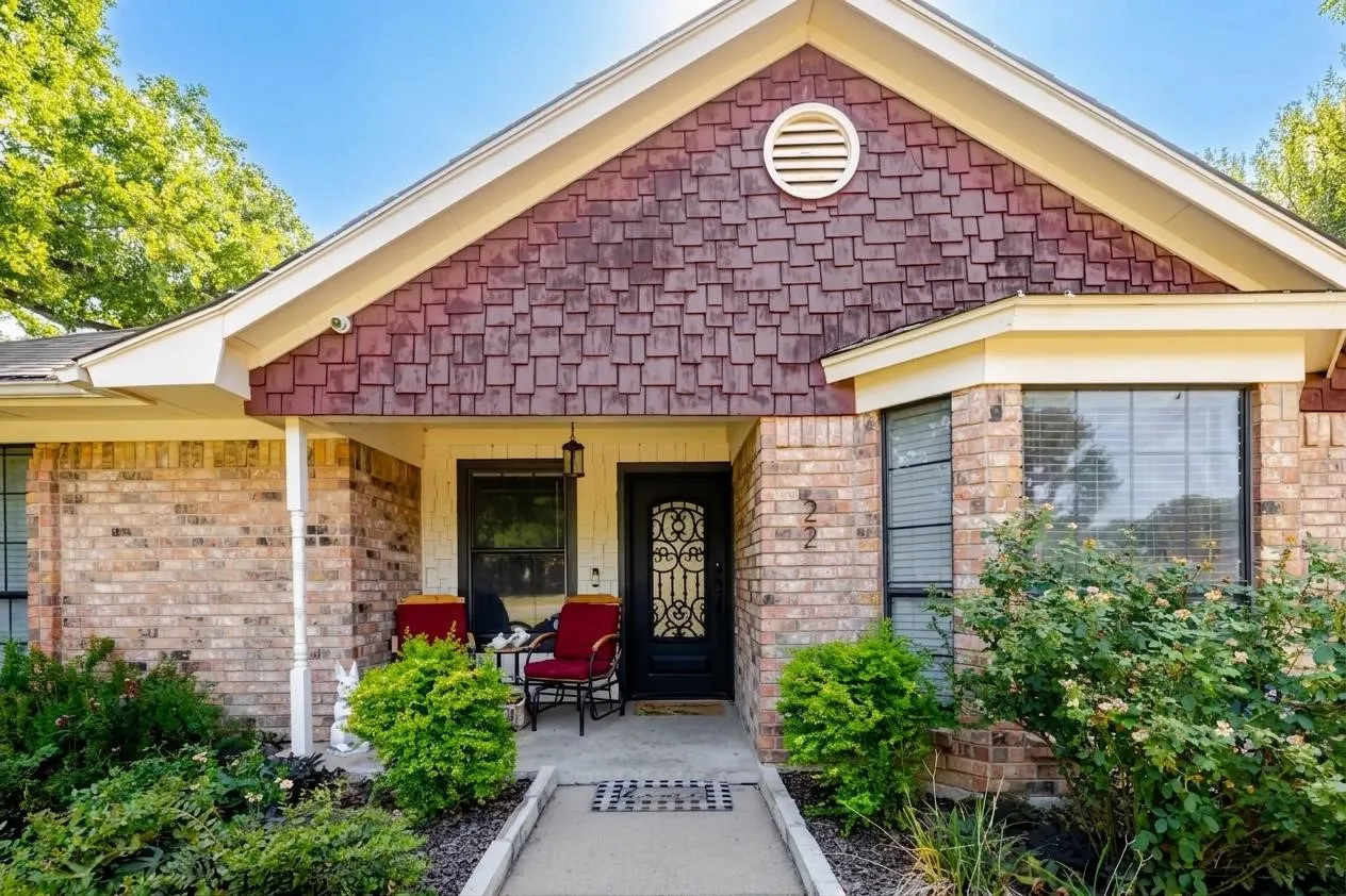 Single Family Residence For Sale in Palo Pinto County , 22 Greenbriar Street, Mineral Wells, Texas 76067, 4 Bedroom, 2 Bathroom, 2 Garage spaces, 2,278 Sqft, built in 1983, mls#21347061, Real Estate Agent in Mineral Wells, Homes For Sale in Palo Pinto county, Homes For Sale in Mineral Wells, Realtor in Mineral Wells Texas, Real Estate Brokerage Independent Realty Texas, Luminita Cordes Realtor