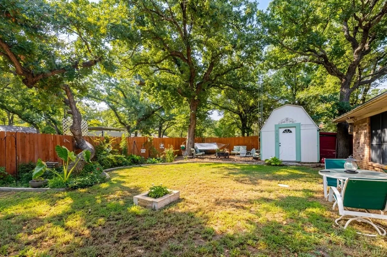 Single Family Residence For Sale in Palo Pinto County , 22 Greenbriar Street, Mineral Wells, Texas 76067, 4 Bedroom, 2 Bathroom, 2 Garage spaces, 2,278 Sqft, built in 1983, mls#21347061, Real Estate Agent in Mineral Wells, Homes For Sale in Palo Pinto county, Homes For Sale in Mineral Wells, Realtor in Mineral Wells Texas, Real Estate Brokerage Independent Realty Texas, Luminita Cordes Realtor