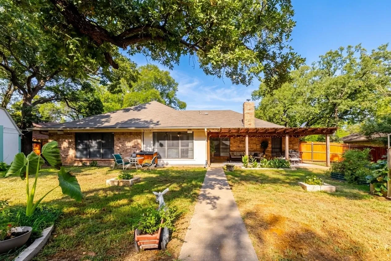Single Family Residence For Sale in Palo Pinto County , 22 Greenbriar Street, Mineral Wells, Texas 76067, 4 Bedroom, 2 Bathroom, 2 Garage spaces, 2,278 Sqft, built in 1983, mls#21347061, Real Estate Agent in Mineral Wells, Homes For Sale in Palo Pinto county, Homes For Sale in Mineral Wells, Realtor in Mineral Wells Texas, Real Estate Brokerage Independent Realty Texas, Luminita Cordes Realtor