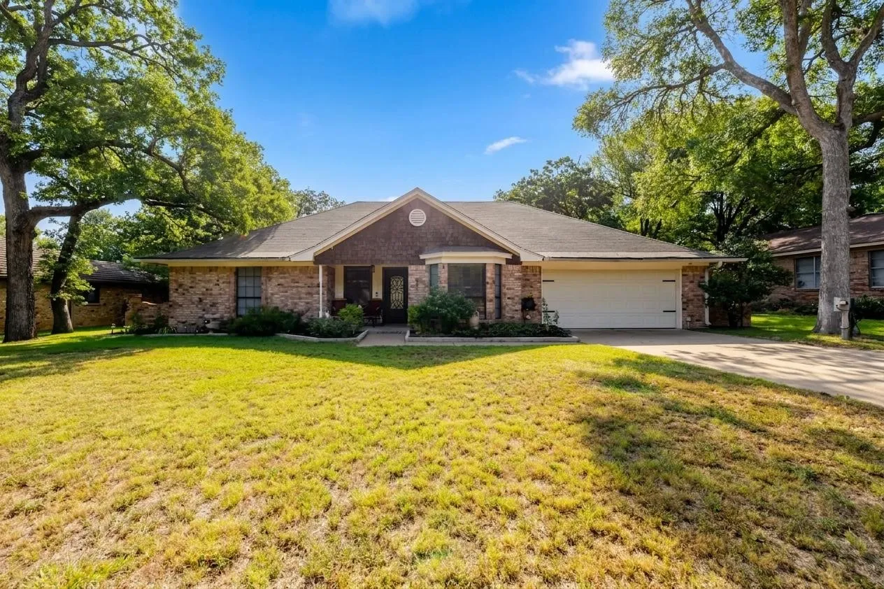 Single Family Residence For Sale in Palo Pinto County , 22 Greenbriar Street, Mineral Wells, Texas 76067, 4 Bedroom, 2 Bathroom, 2 Garage spaces, 2,278 Sqft, built in 1983, mls#21347061, Real Estate Agent in Mineral Wells, Homes For Sale in Palo Pinto county, Homes For Sale in Mineral Wells, Realtor in Mineral Wells Texas, Real Estate Brokerage Independent Realty Texas, Luminita Cordes Realtor
