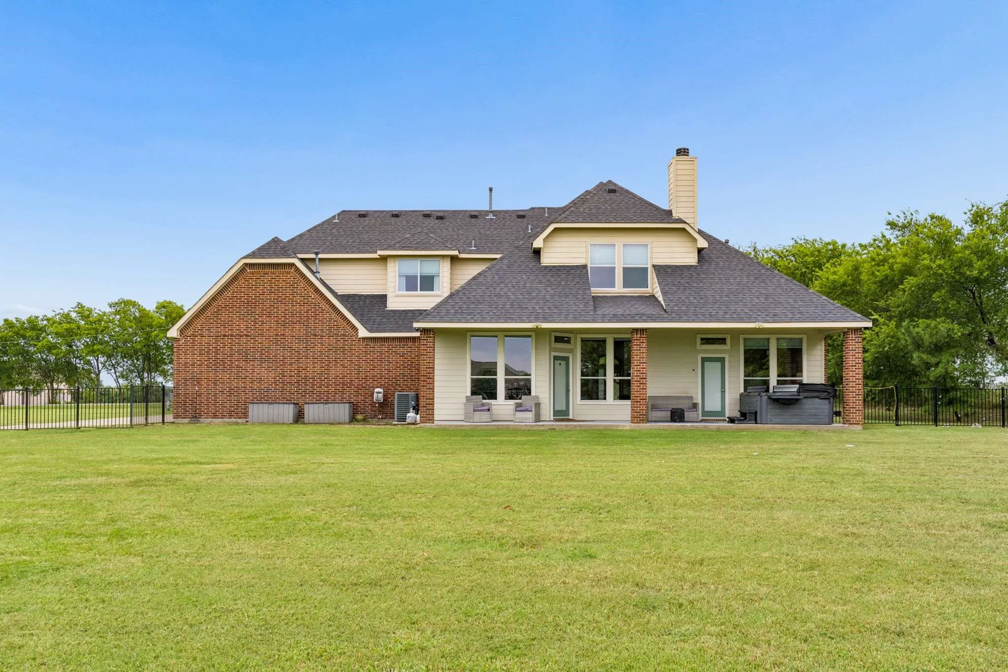 Single Family Residence For Sale in Grayson County , 1001 Pike Road, Gunter, Texas 75058, 4 Bedroom, 3 Bathroom, 3 Garage spaces, 3,209 Sqft, built in 2007, mls#21345337, Real Estate Agent in Gunter, Homes For Sale in Grayson county, Homes For Sale in Gunter, Realtor in Gunter Texas, Real Estate Brokerage Independent Realty Texas, Luminita Cordes Realtor