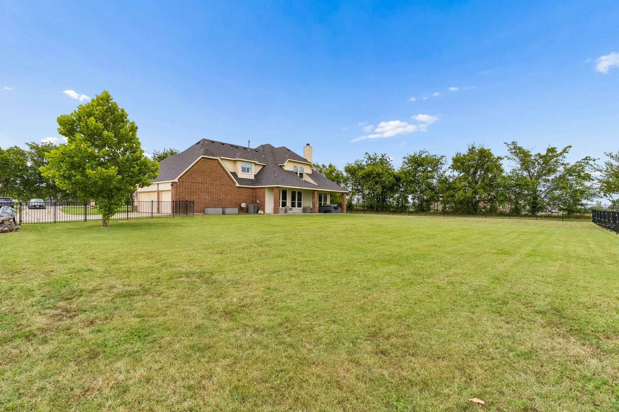 Single Family Residence For Sale in Grayson County , 1001 Pike Road, Gunter, Texas 75058, 4 Bedroom, 3 Bathroom, 3 Garage spaces, 3,209 Sqft, built in 2007, mls#21345337, Real Estate Agent in Gunter, Homes For Sale in Grayson county, Homes For Sale in Gunter, Realtor in Gunter Texas, Real Estate Brokerage Independent Realty Texas, Luminita Cordes Realtor